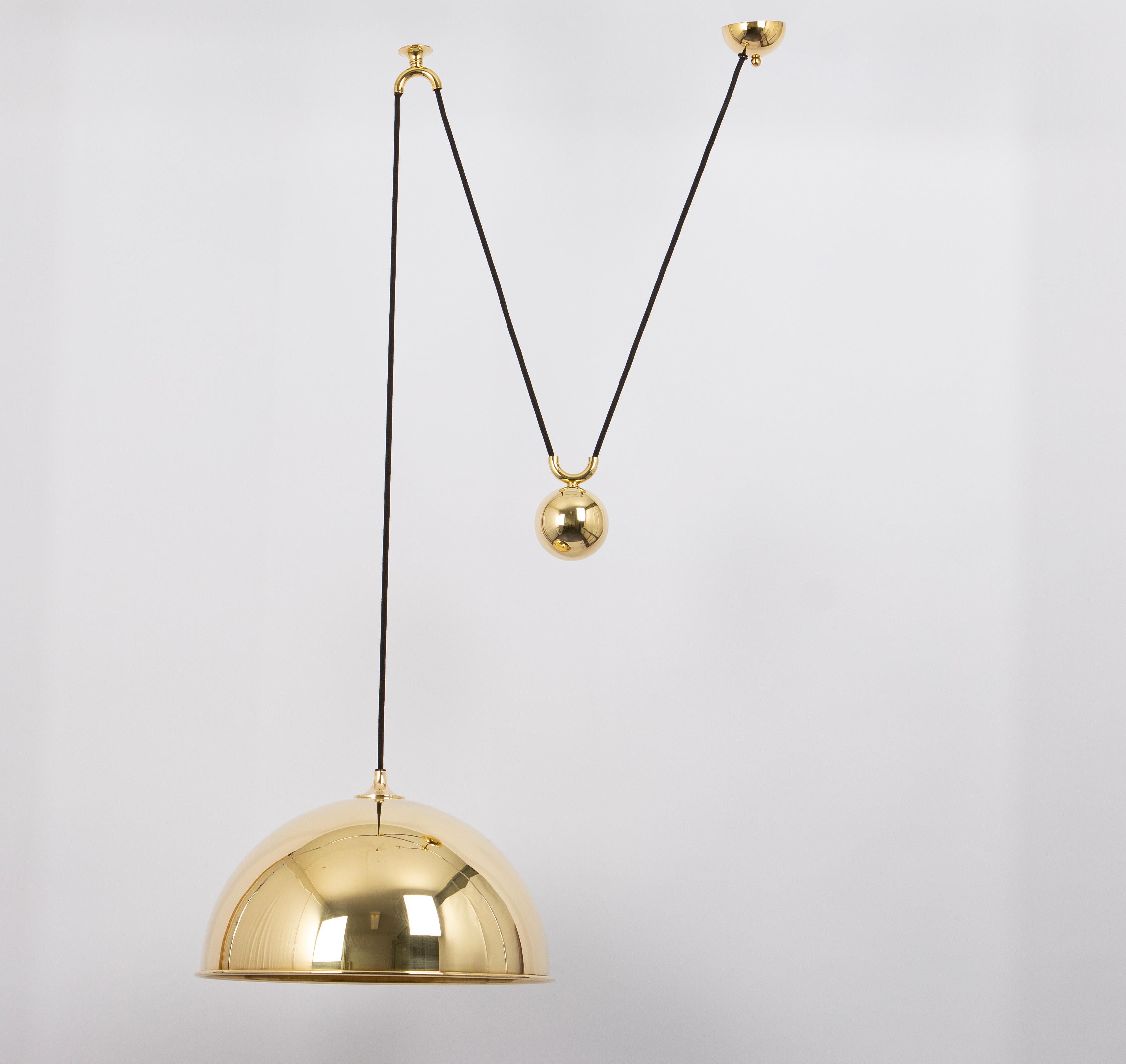 Stunning Posa brass pendant with adjustable counterweight designed by Florian Schulz, Germany, 1970s

One heavy metal ball counterweight and one brass dome. Cloth cord.
Good vintage condition, with small signs of age and use. Height is