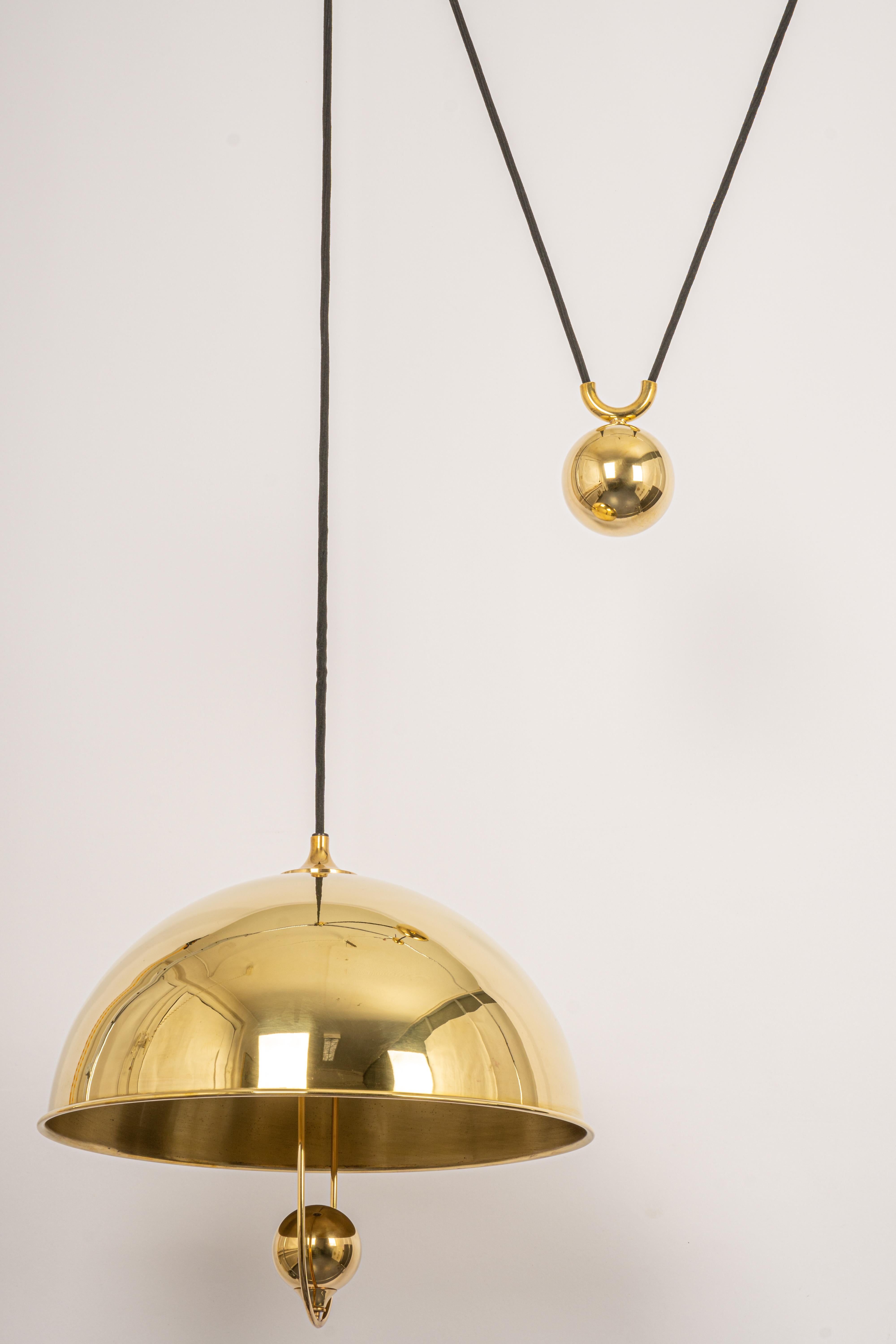 Large Adjustable Brass Counterweight Pendant Light by Florian Schulz, Germany In Good Condition In Aachen, NRW