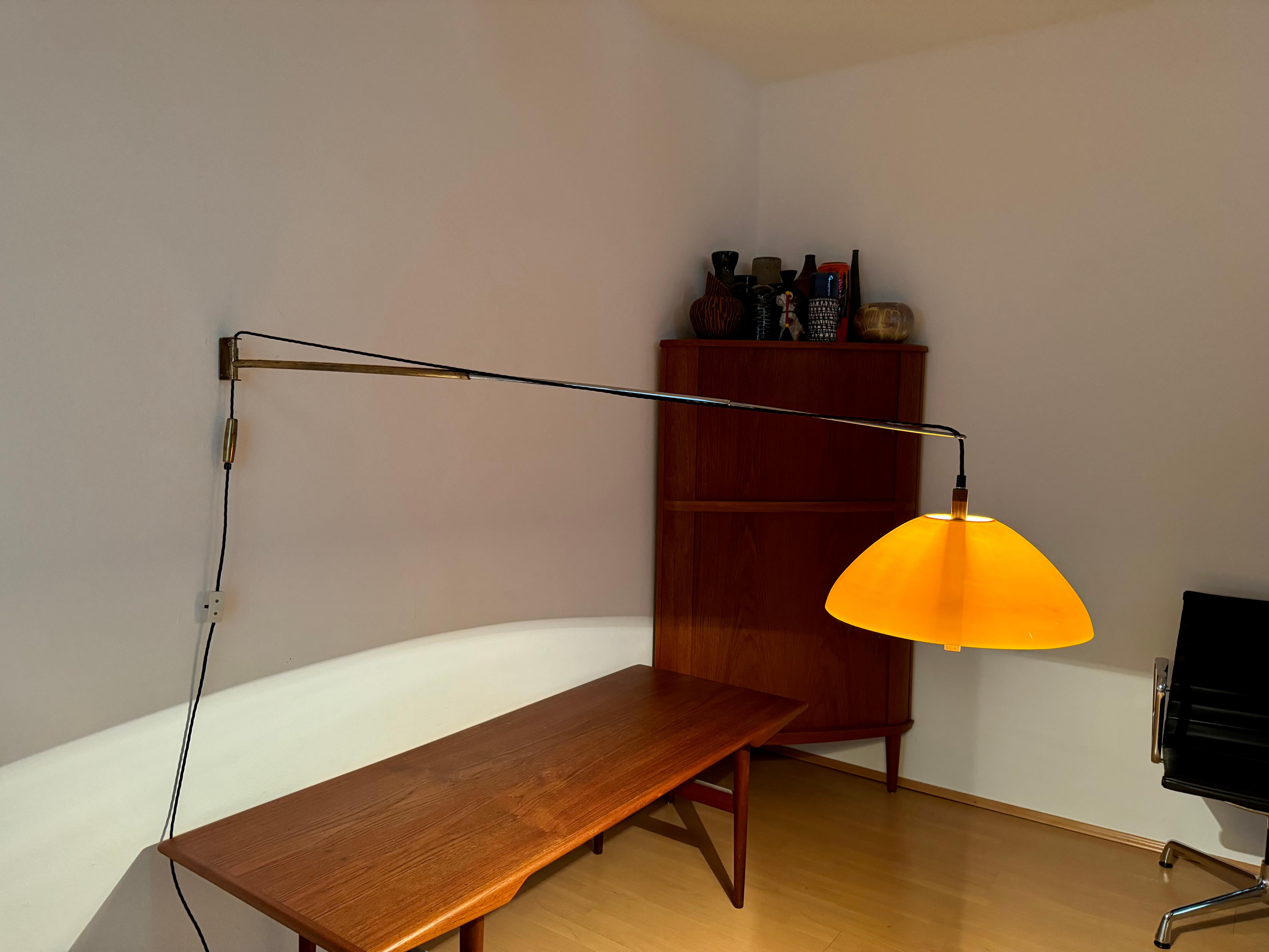 Lámpara de pared grande ajustable de latón en venta 4