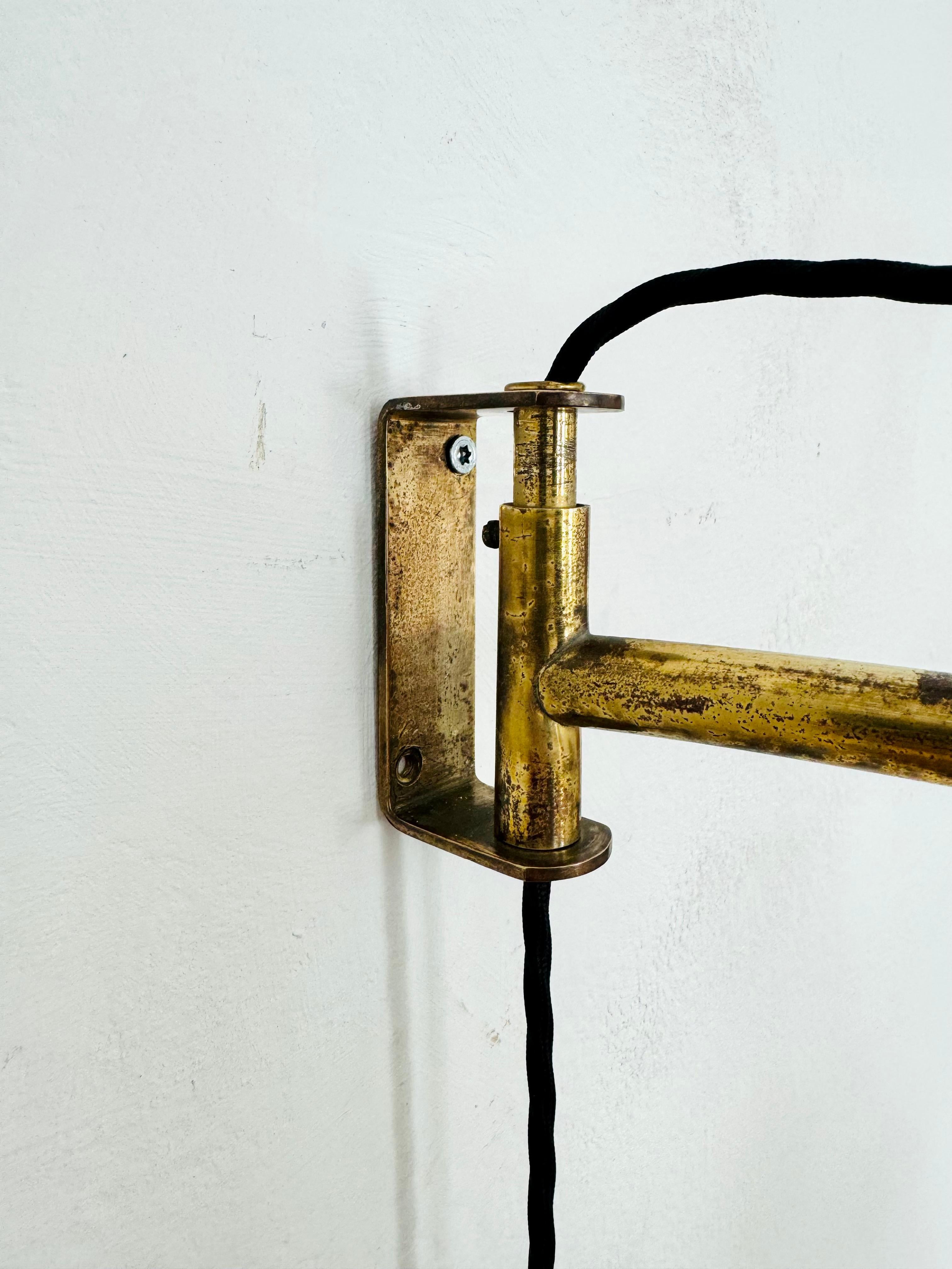 Lámpara de pared grande ajustable de latón en venta 5