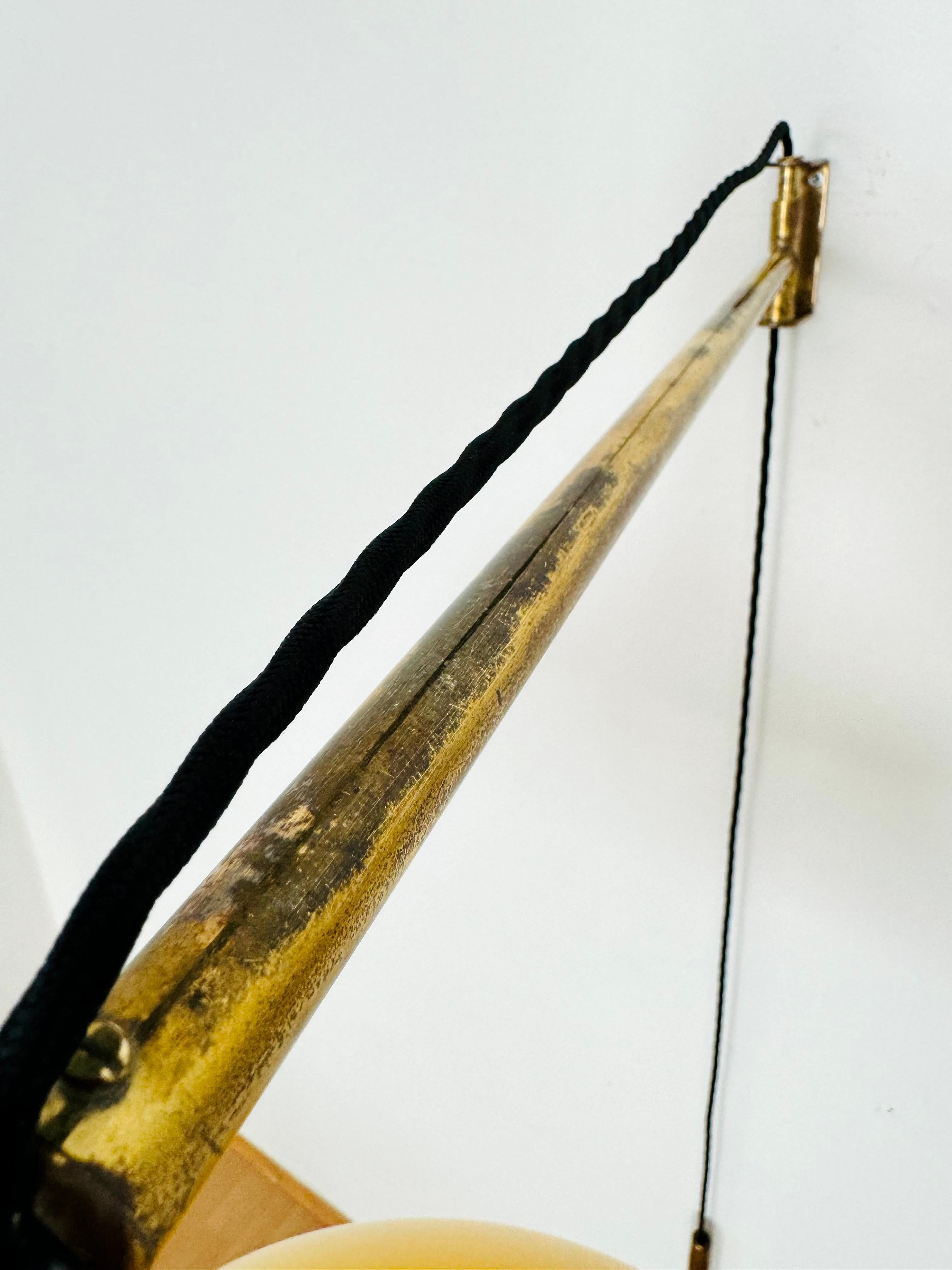Lámpara de pared grande ajustable de latón en venta 7