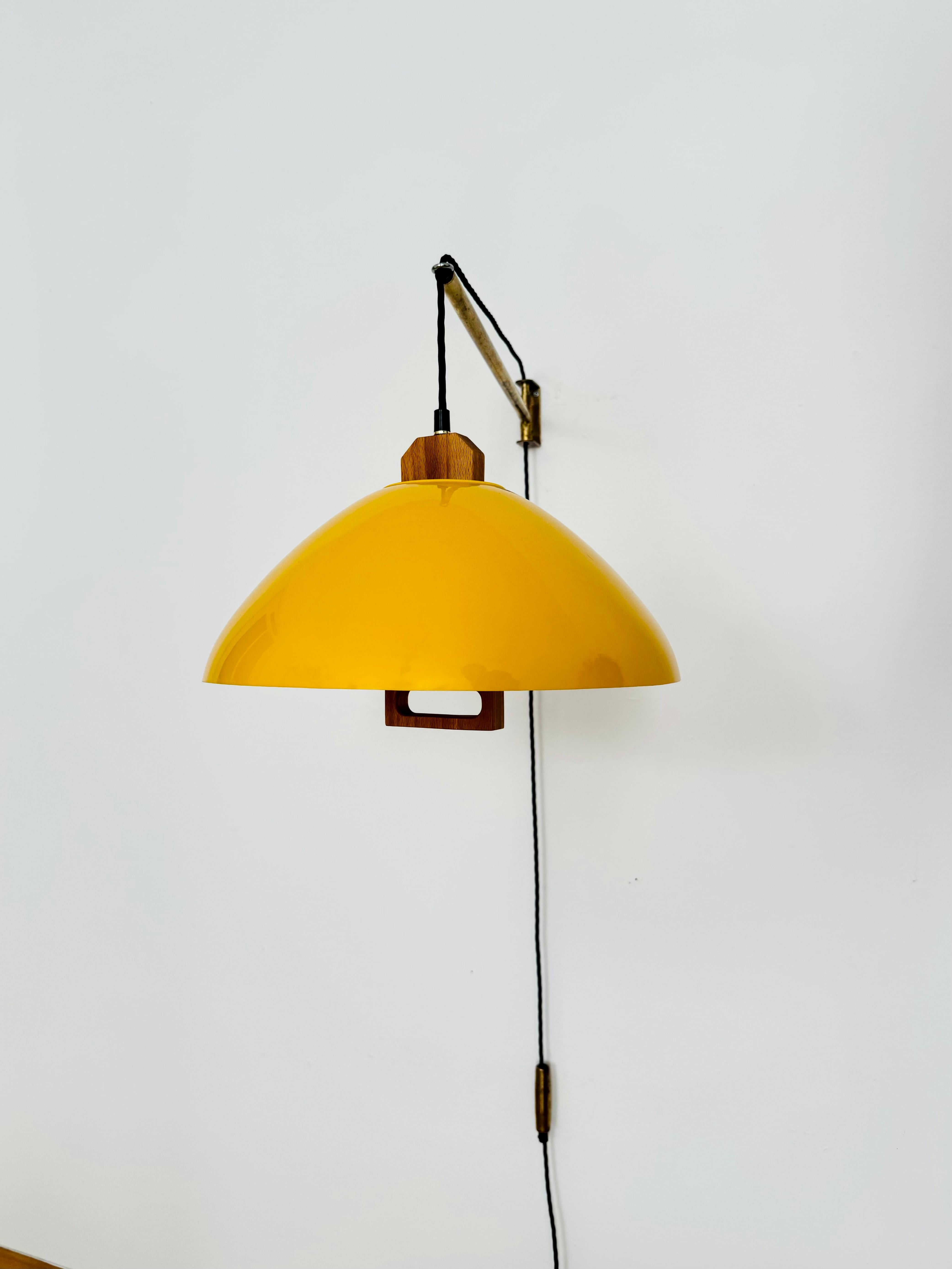 
Gran aplique regulable de los años 50.
Un diseño genial y excepcionalmente minimalista con un aspecto fantásticamente elegante.
Muy buena construcción de latón que puede prolongarse durante mucho tiempo.
La pantalla amarillo anaranjado crea un