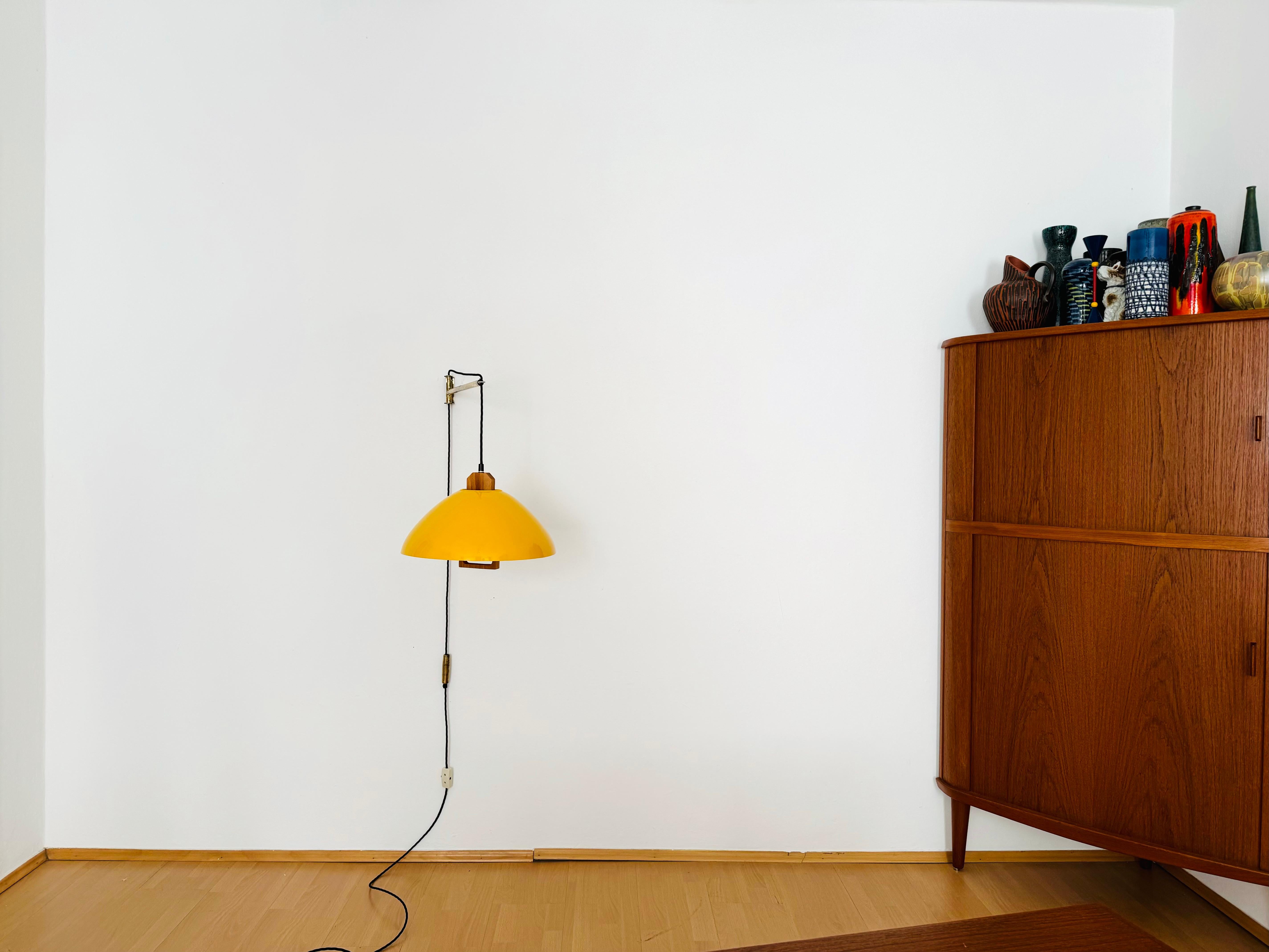 Lámpara de pared grande ajustable de latón en Bueno estado para la venta en München, DE