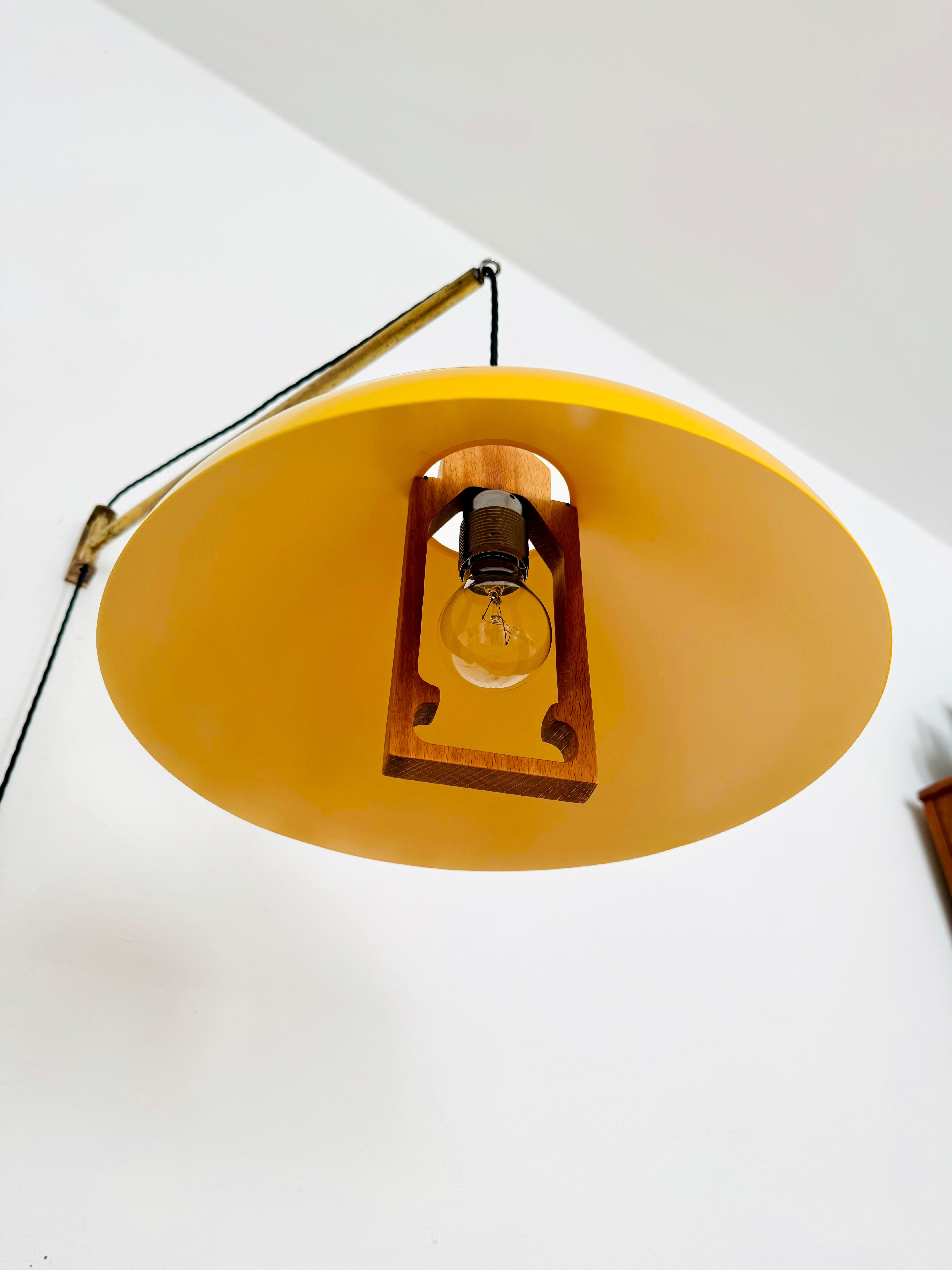 Lámpara de pared grande ajustable de latón mediados del siglo XX en venta
