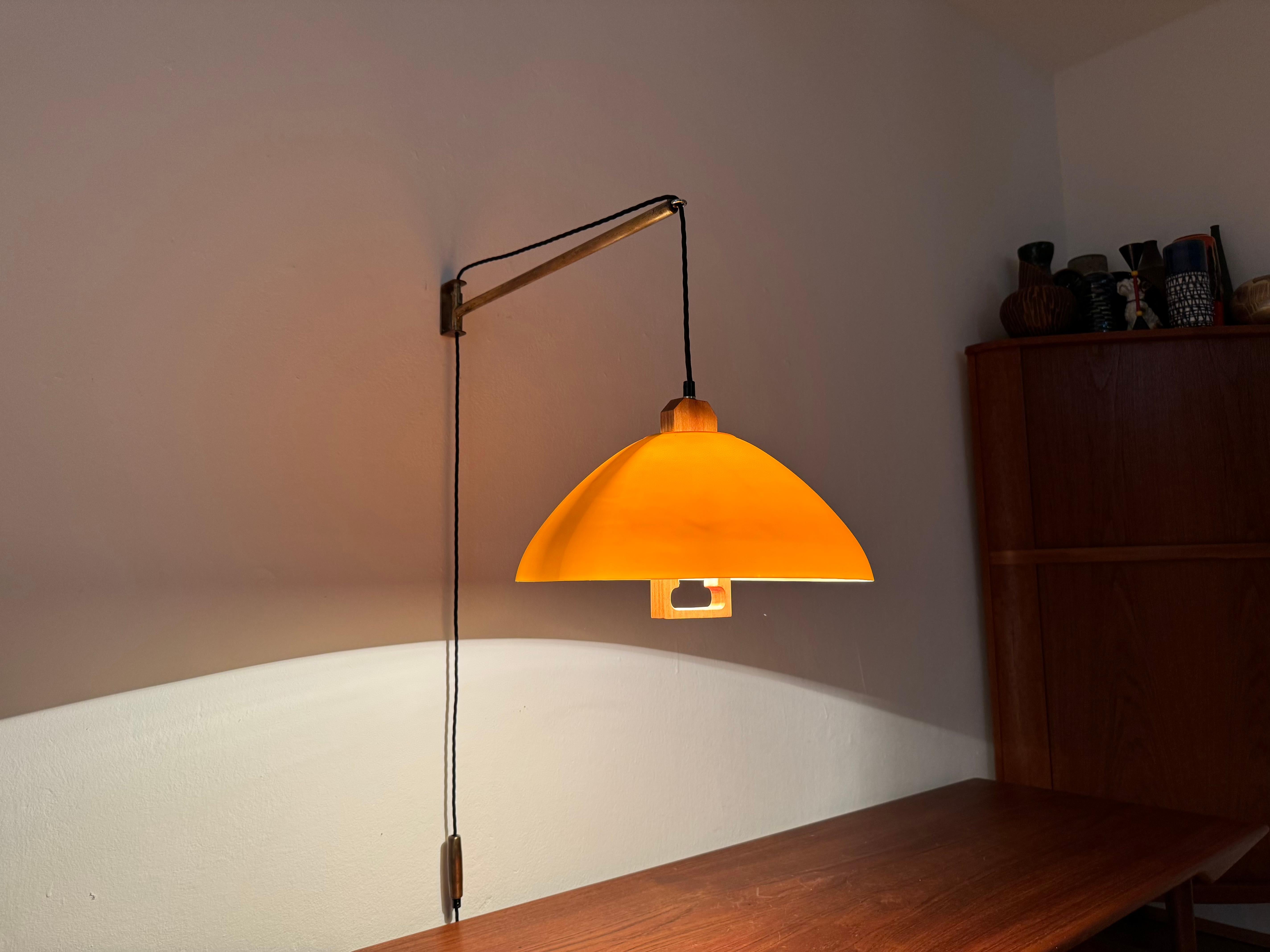 Lámpara de pared grande ajustable de latón Latón en venta