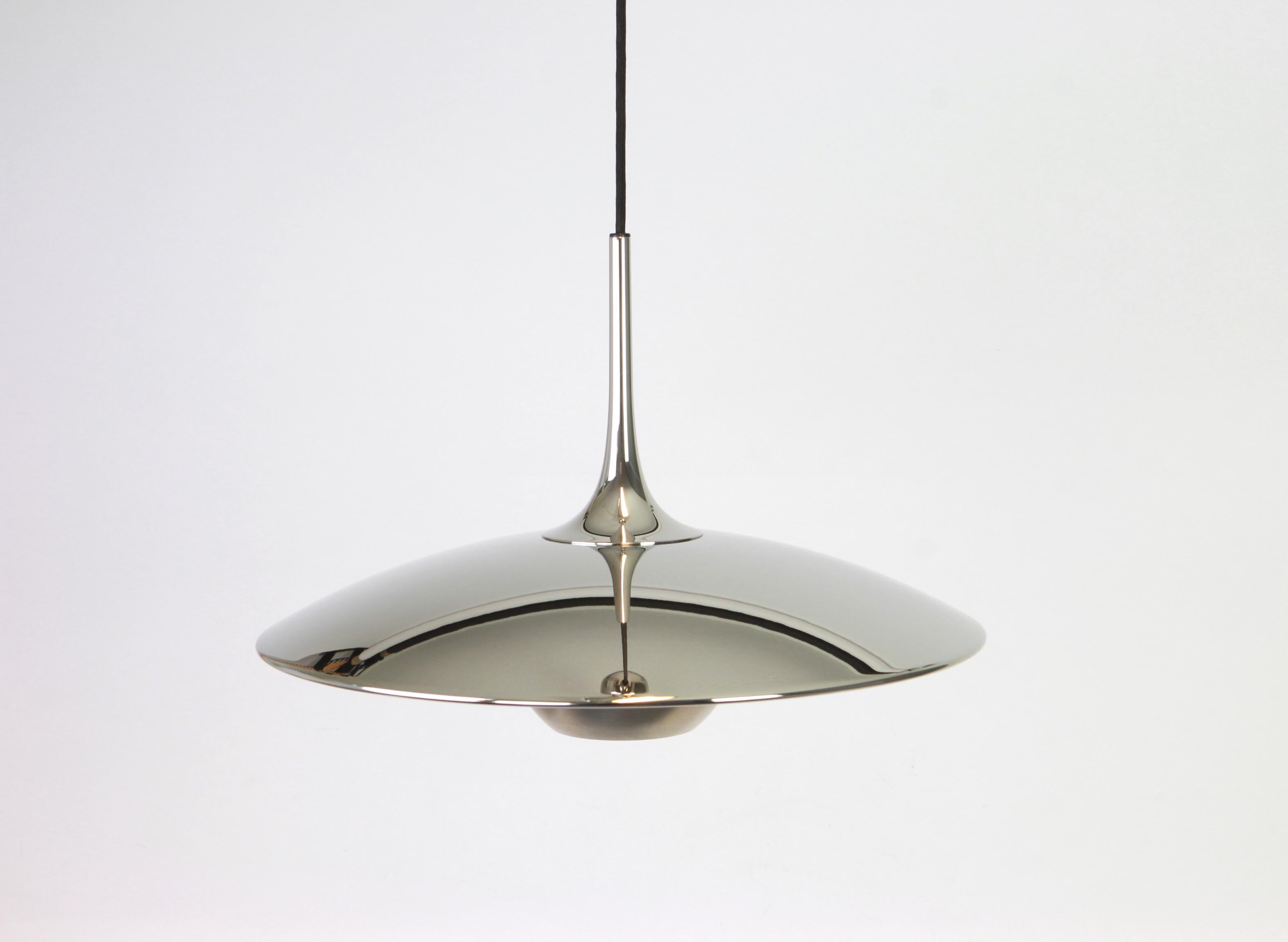 Large adjustable chrome counterweight pendant light designed by Florian Schulz, Germany, 1970s.
Socket: 1 x standard bulb - E27 - Up to 150 Watt - and compatible with the US/UK/ etc. standards.

Very good condition.
The listed height is variable