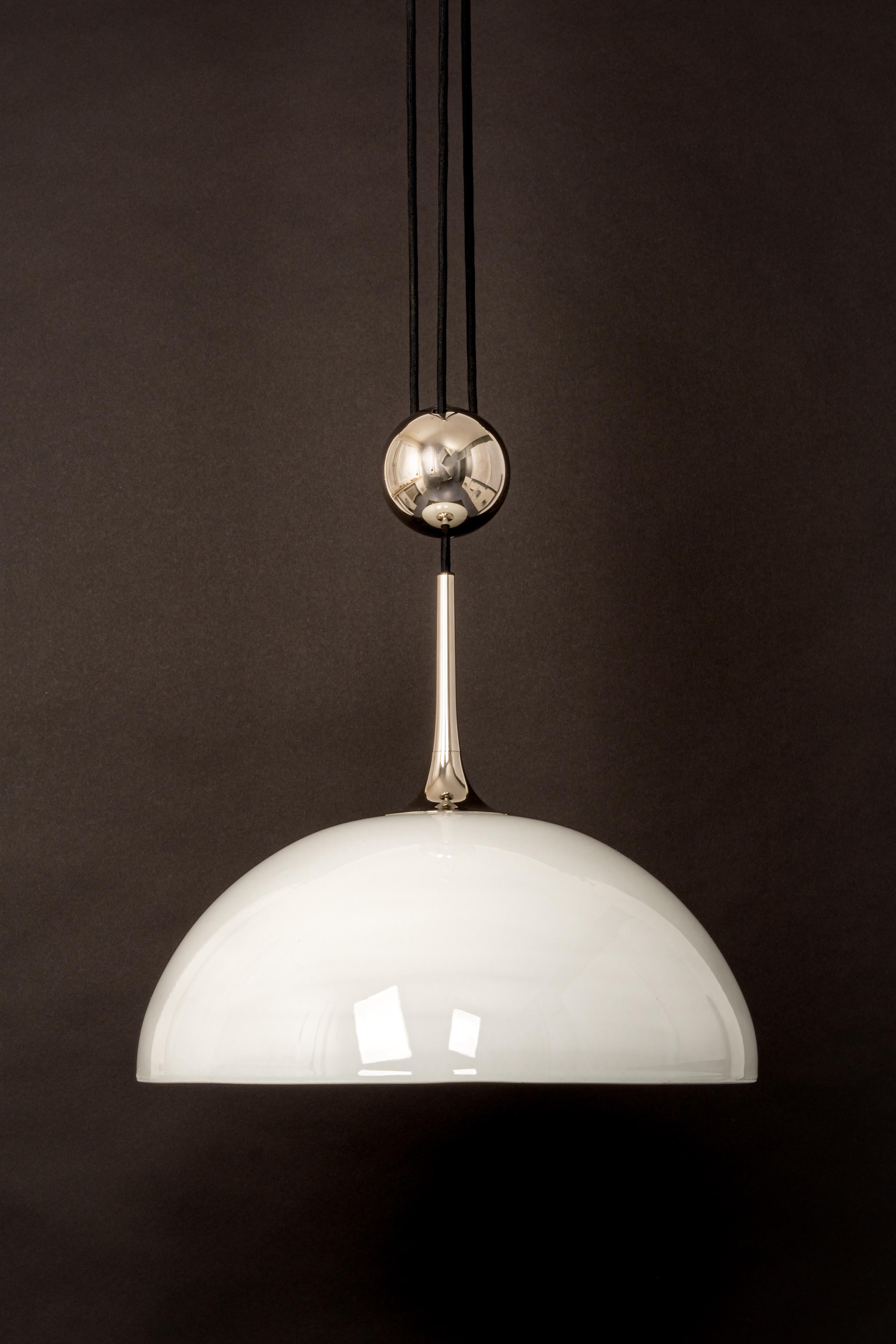 Large adjustable chrome counterweight pendant light designed by Florian Schulz, Germany, 1970s.
Socket: 1 x standard bulb - E27 - Up to 150 Watt
Light bulbs are not included. It is possible to install this fixture in all countries (US, UK, Europe,