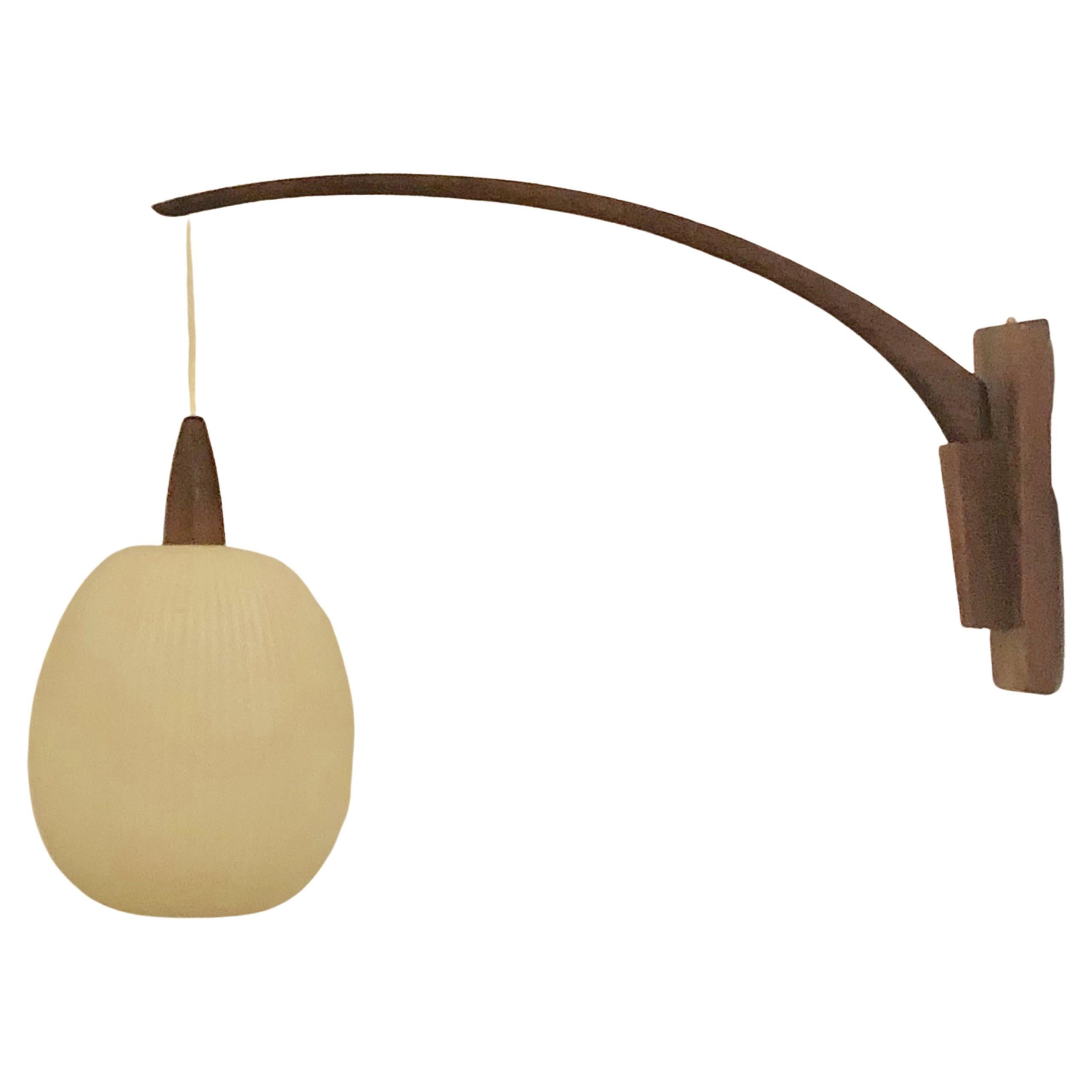 Un gran aplique de pared de teca regulable, moderno de mediados de siglo, de hacia la década de 1960.
Casquillo : uno x E27 para bombillas de rosca estándar.
 