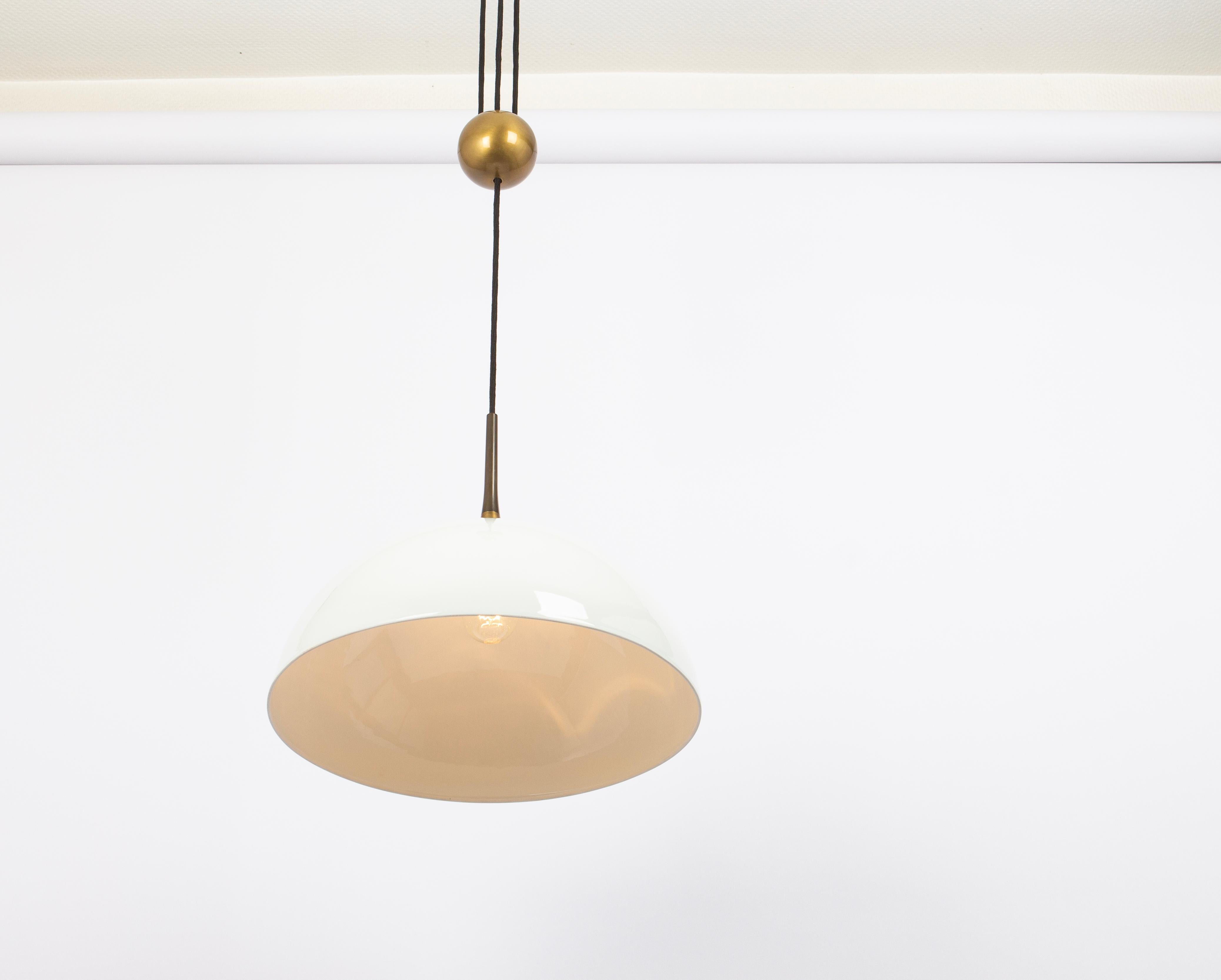 Large Adjustable Dark Brass Counterweight Pendant Light Florian Schulz, Germany In Good Condition For Sale In Aachen, NRW