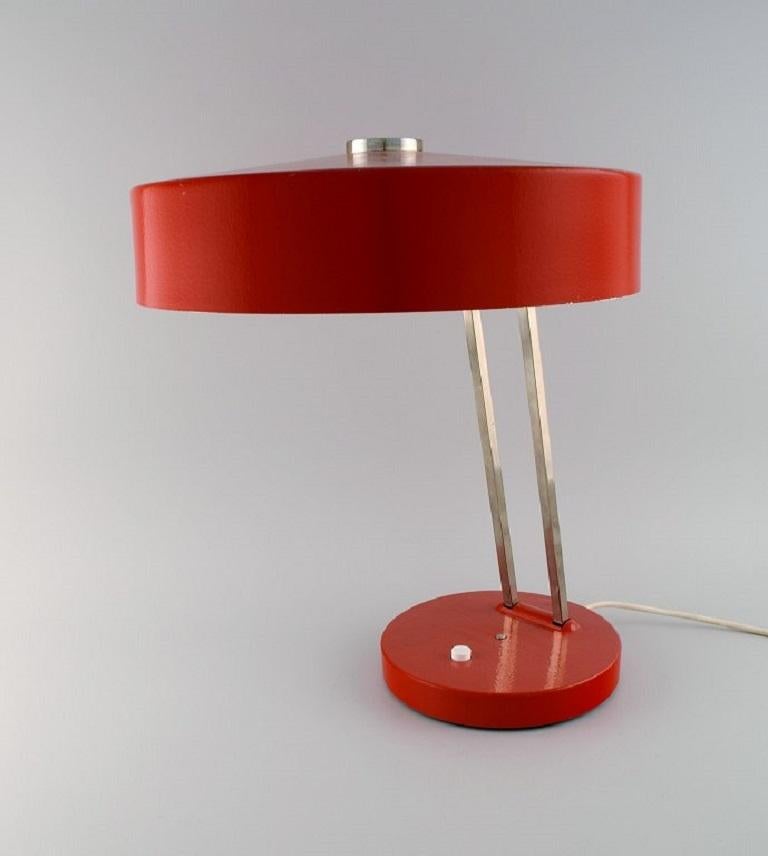 Large adjustable desk lamp in original red lacquer. 1970's.
Height: 43 cm.
Foot diameter: 20 cm.
Screen diameter: 33 cm.
In excellent condition.