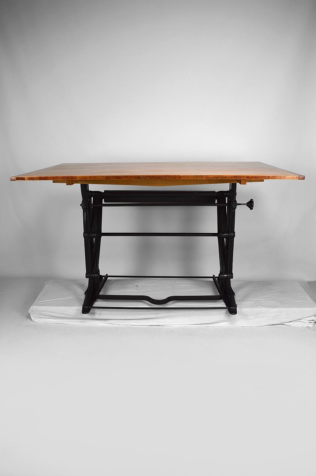 Large Adjustable Industrial Drafting / Architect Table, France, circa 1900 In Good Condition In VÉZELAY, FR