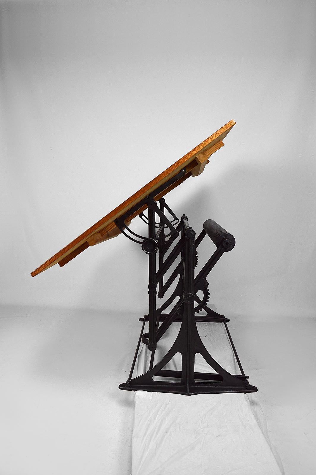 Grande tavolo industriale regolabile da disegno/architetto, Francia, circa 1900 1