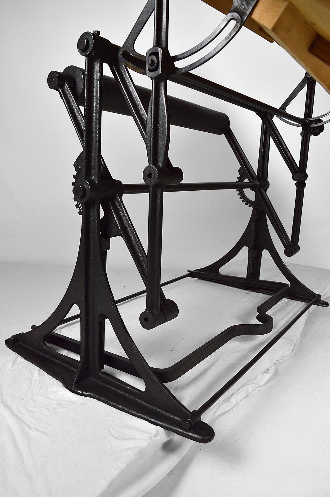Grande tavolo industriale regolabile da disegno/architetto, Francia, circa 1900 7