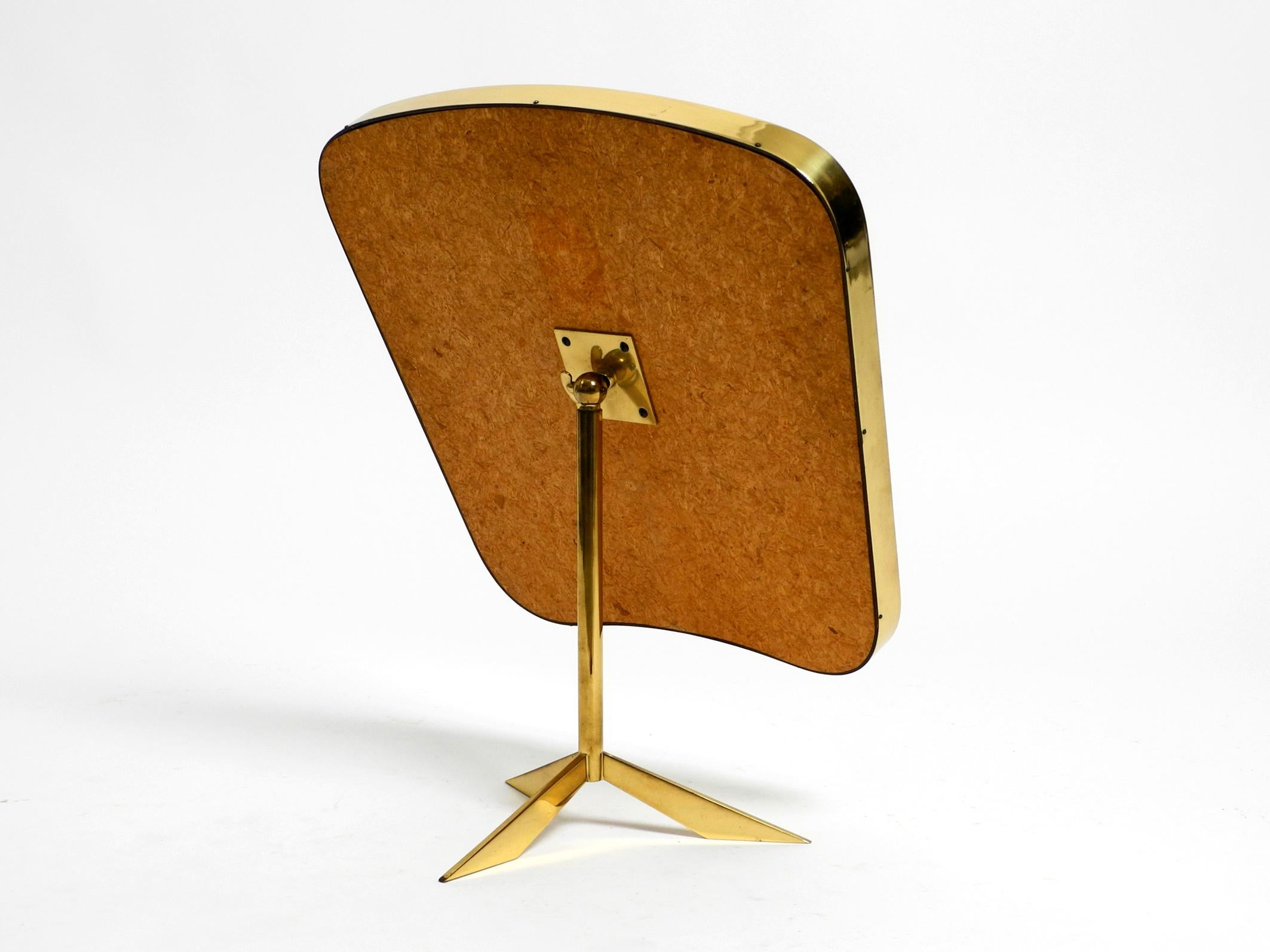 Large adjustable Mid Century brass tripod table mirror by Vereinigte Werkstätten For Sale 3