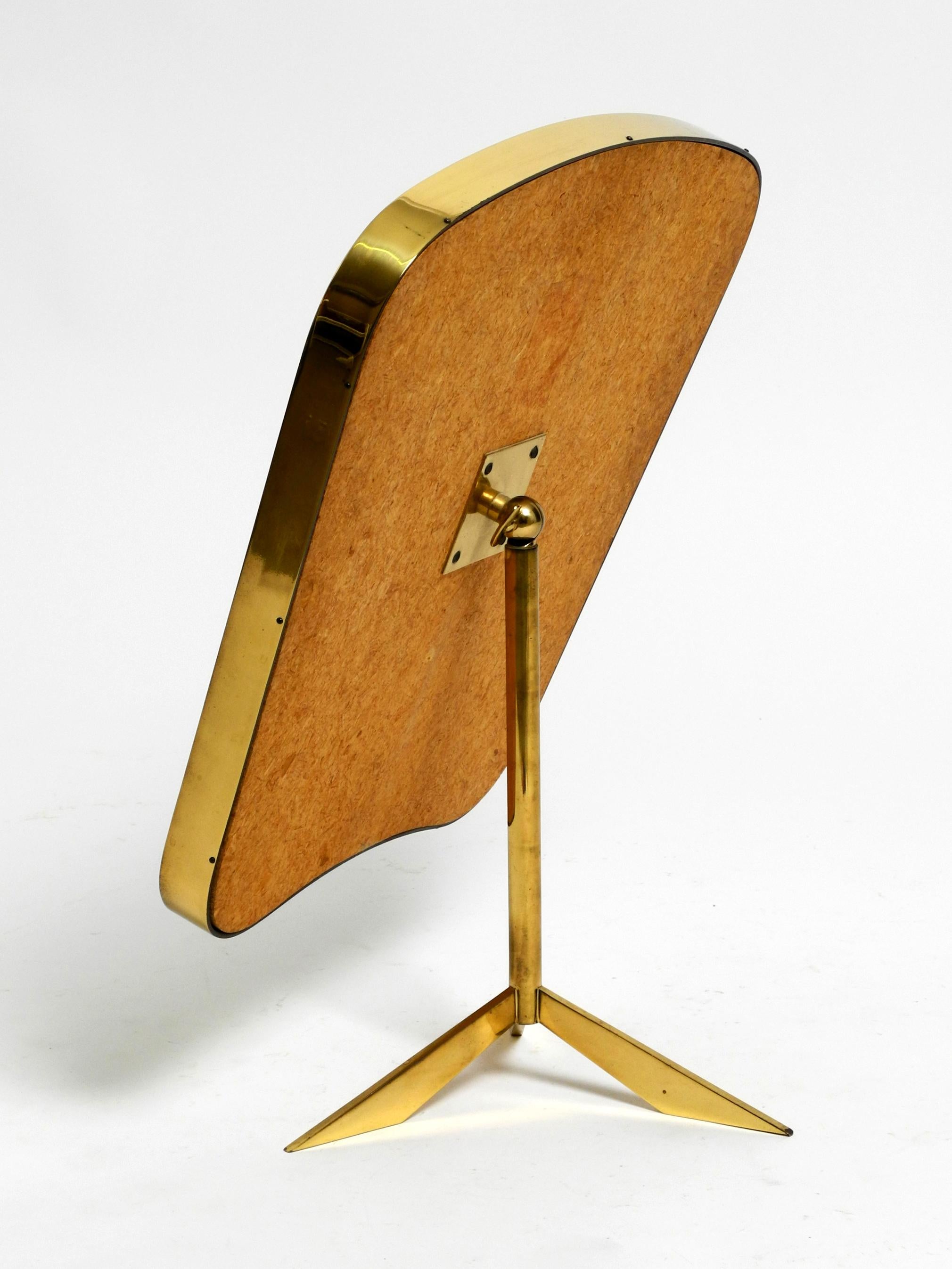 Large adjustable Mid Century brass tripod table mirror by Vereinigte Werkstätten For Sale 4