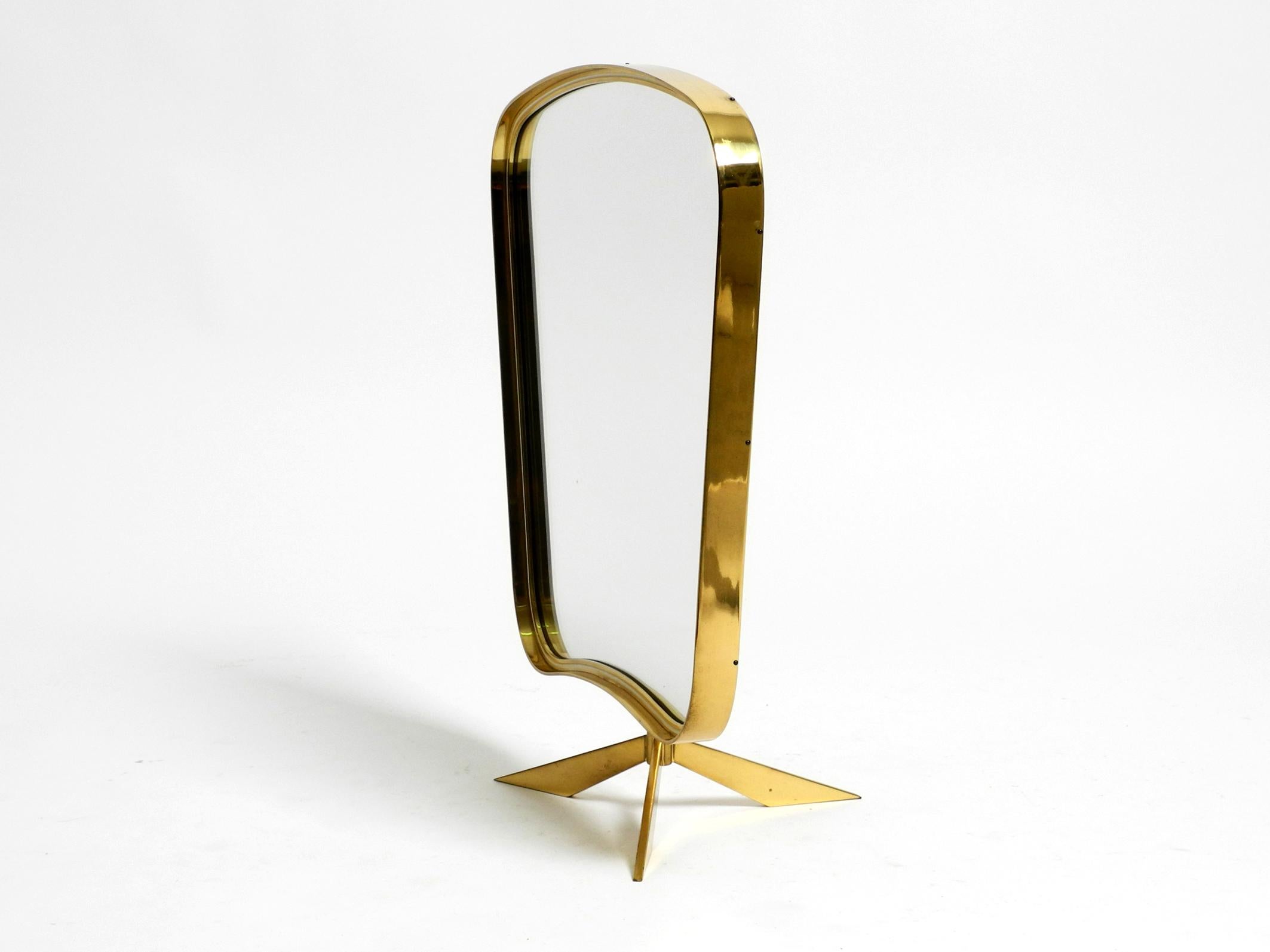 Large adjustable Mid Century brass tripod table mirror by Vereinigte Werkstätten For Sale 8