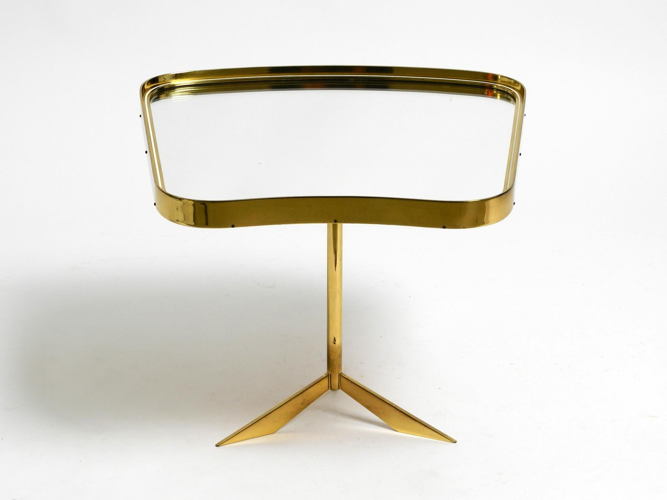 Large adjustable Mid Century brass tripod table mirror by Vereinigte Werkstätten For Sale 10