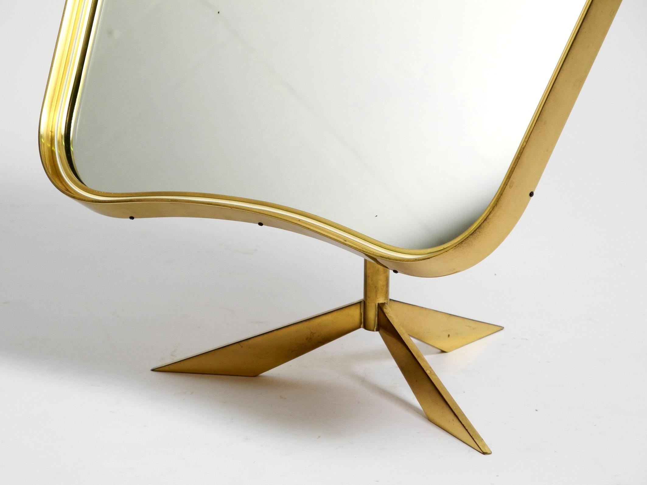 Grand miroir de table tripode ajustable en laiton du milieu du siècle par Vereinigte Werkstätten en vente 11