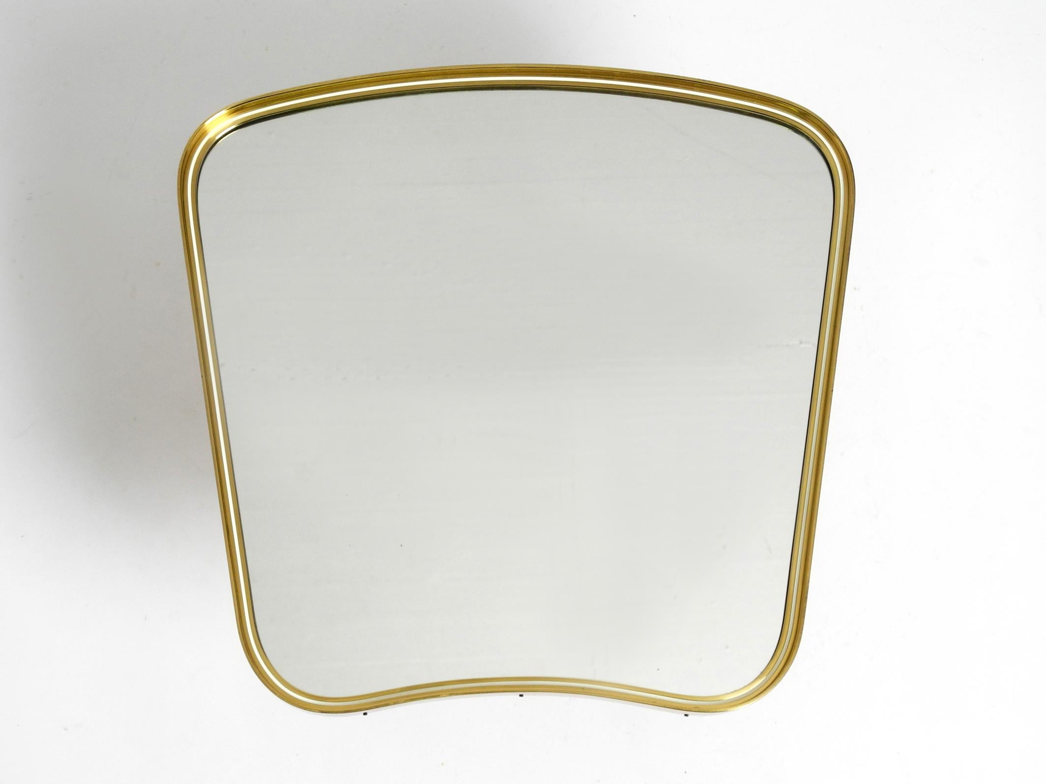 Large adjustable Mid Century brass tripod table mirror by Vereinigte Werkstätten In Good Condition For Sale In München, DE