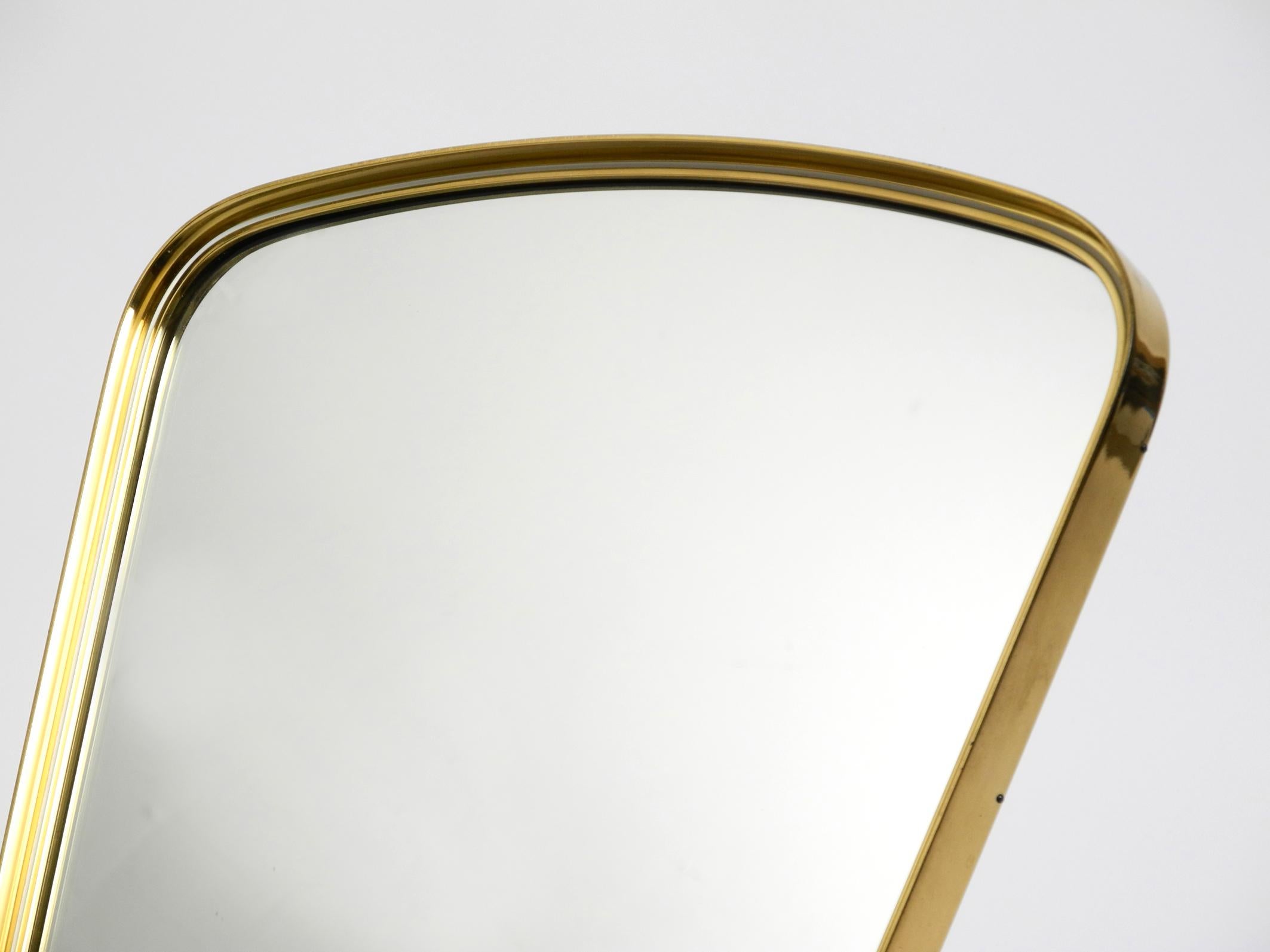 Laiton Grand miroir de table tripode ajustable en laiton du milieu du siècle par Vereinigte Werkstätten en vente