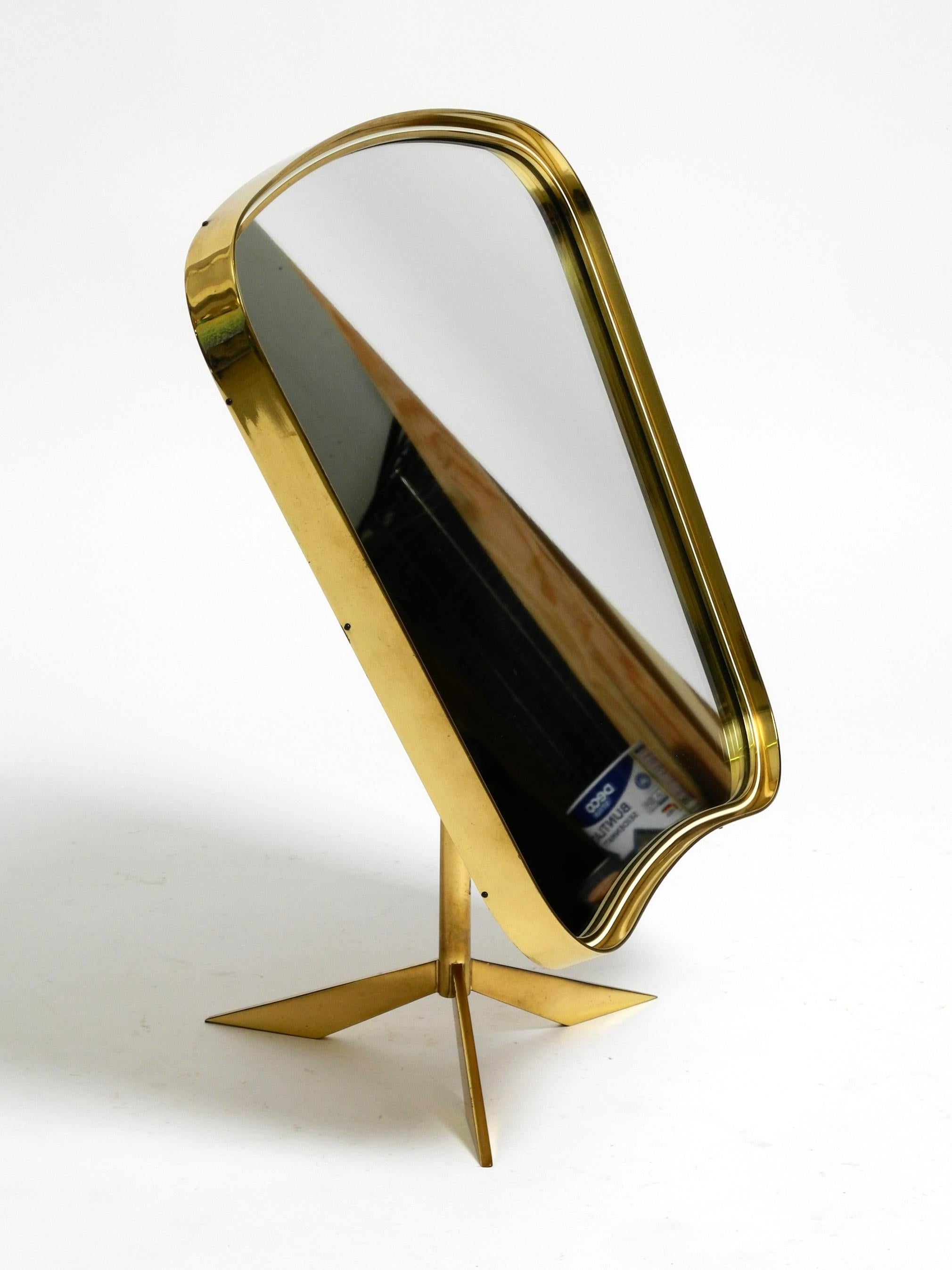 Large adjustable Mid Century brass tripod table mirror by Vereinigte Werkstätten For Sale 2