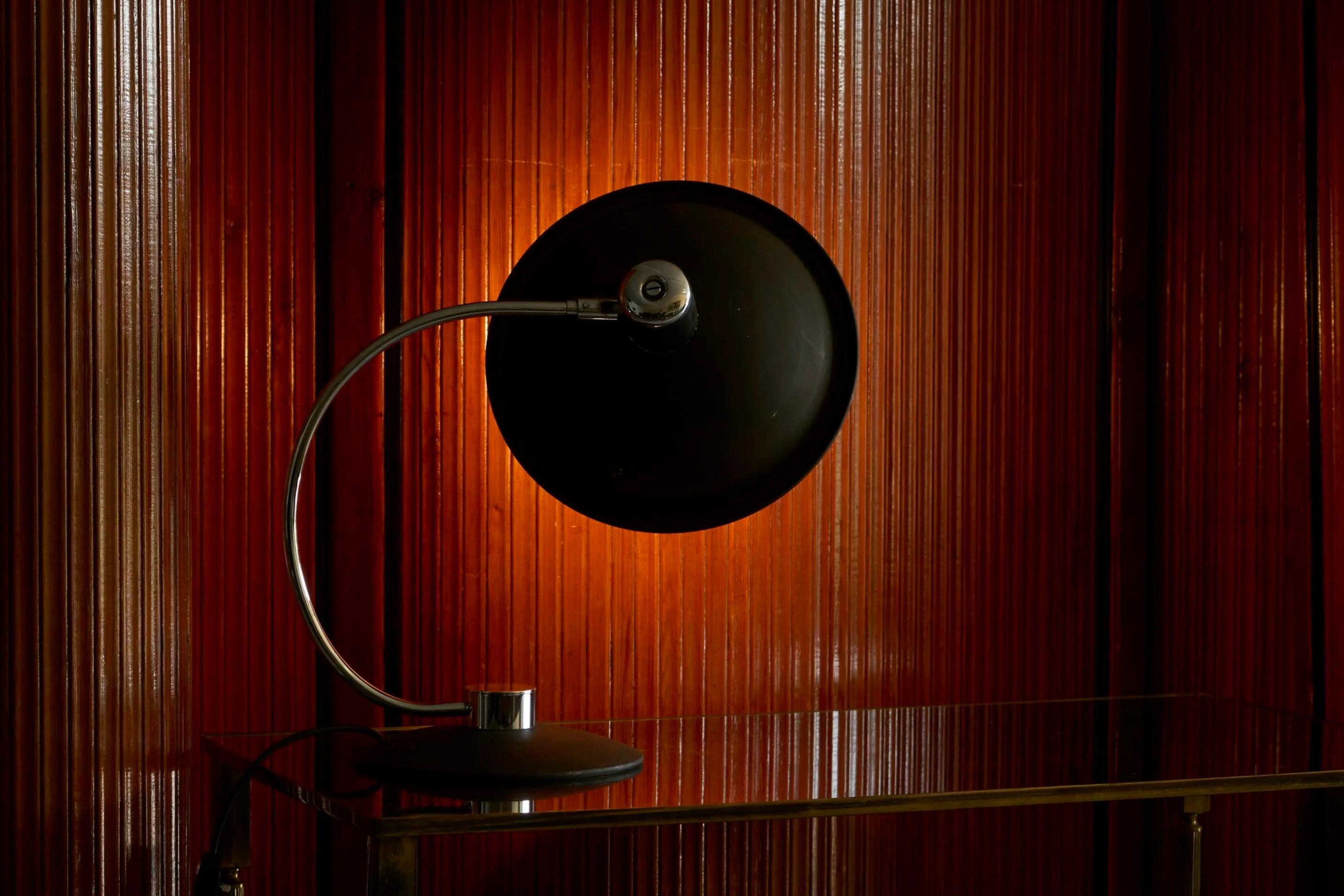 Mid-Century Modern Large Adjustable Mid Century Table Lamp in Chrome and Black 1960s For Sale