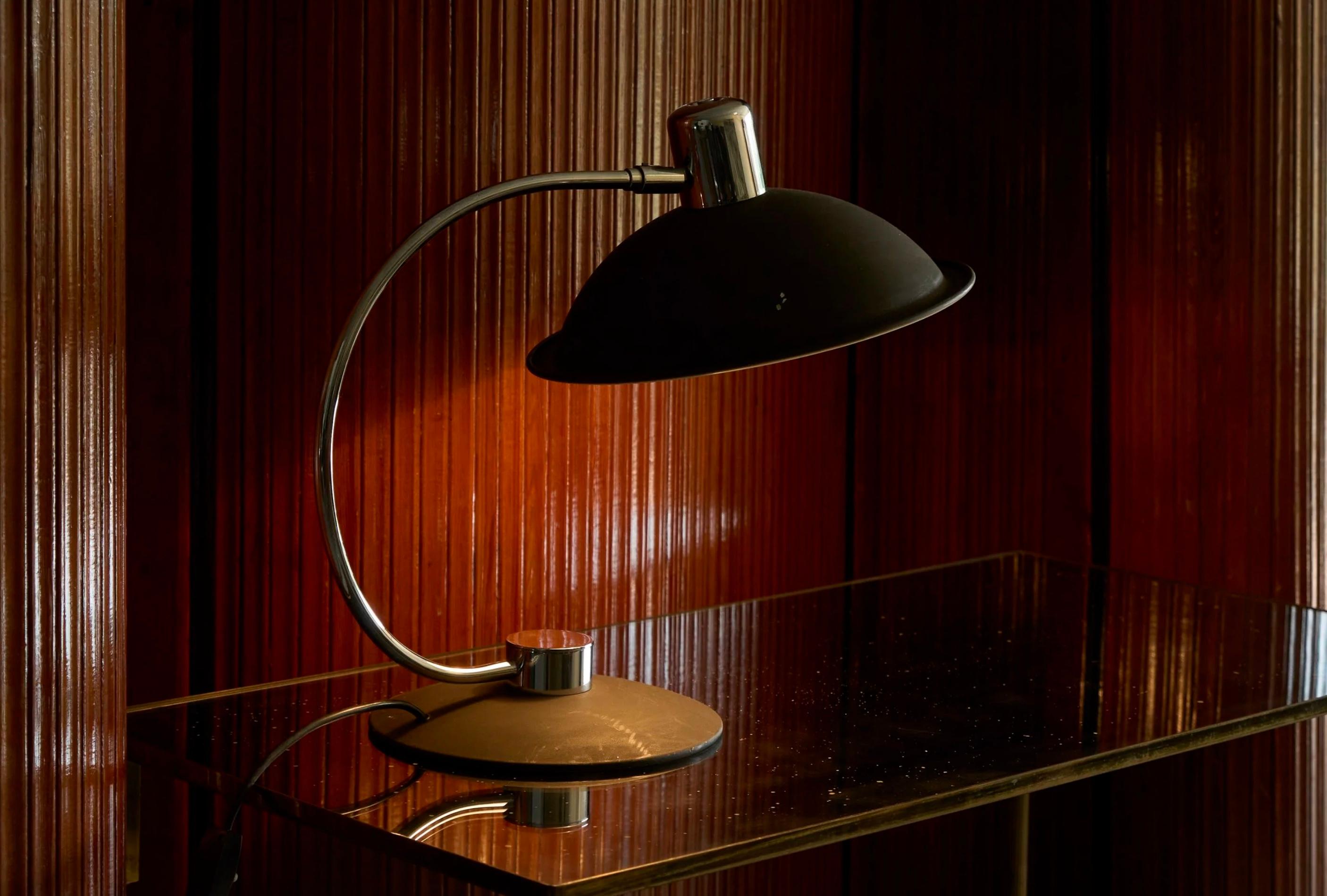 Large Adjustable Mid Century Table Lamp in Chrome and Black 1960s In Good Condition For Sale In Meer, VAN