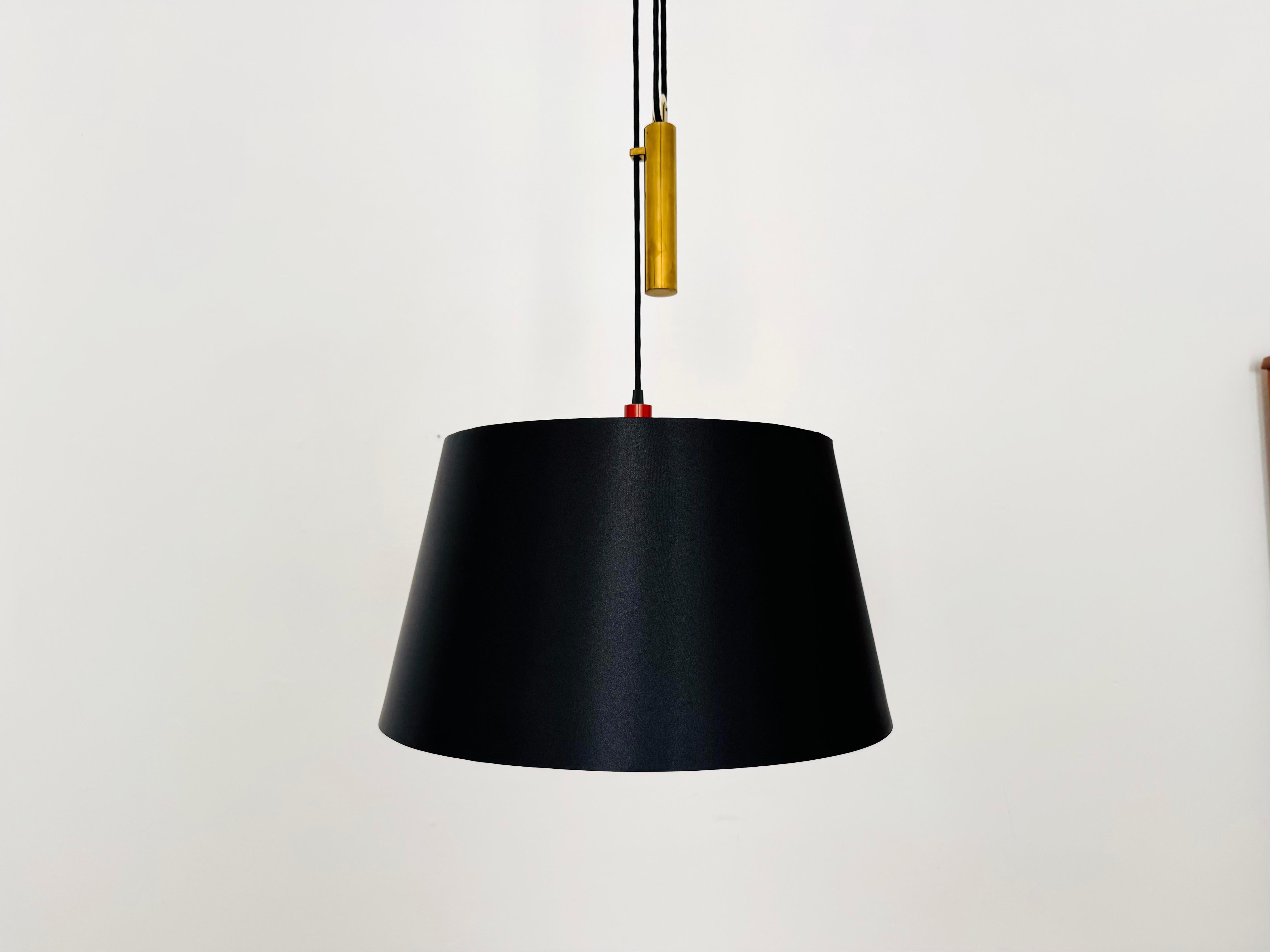 Rarissima lampada a sospensione regolabile in altezza degli anni '60.
Design molto elegante e lavorazione di alta qualità.
C'è una luce molto accogliente.

Condizioni:

Condizioni vintage molto buone con lievi segni di usura.
Molto bella la patina