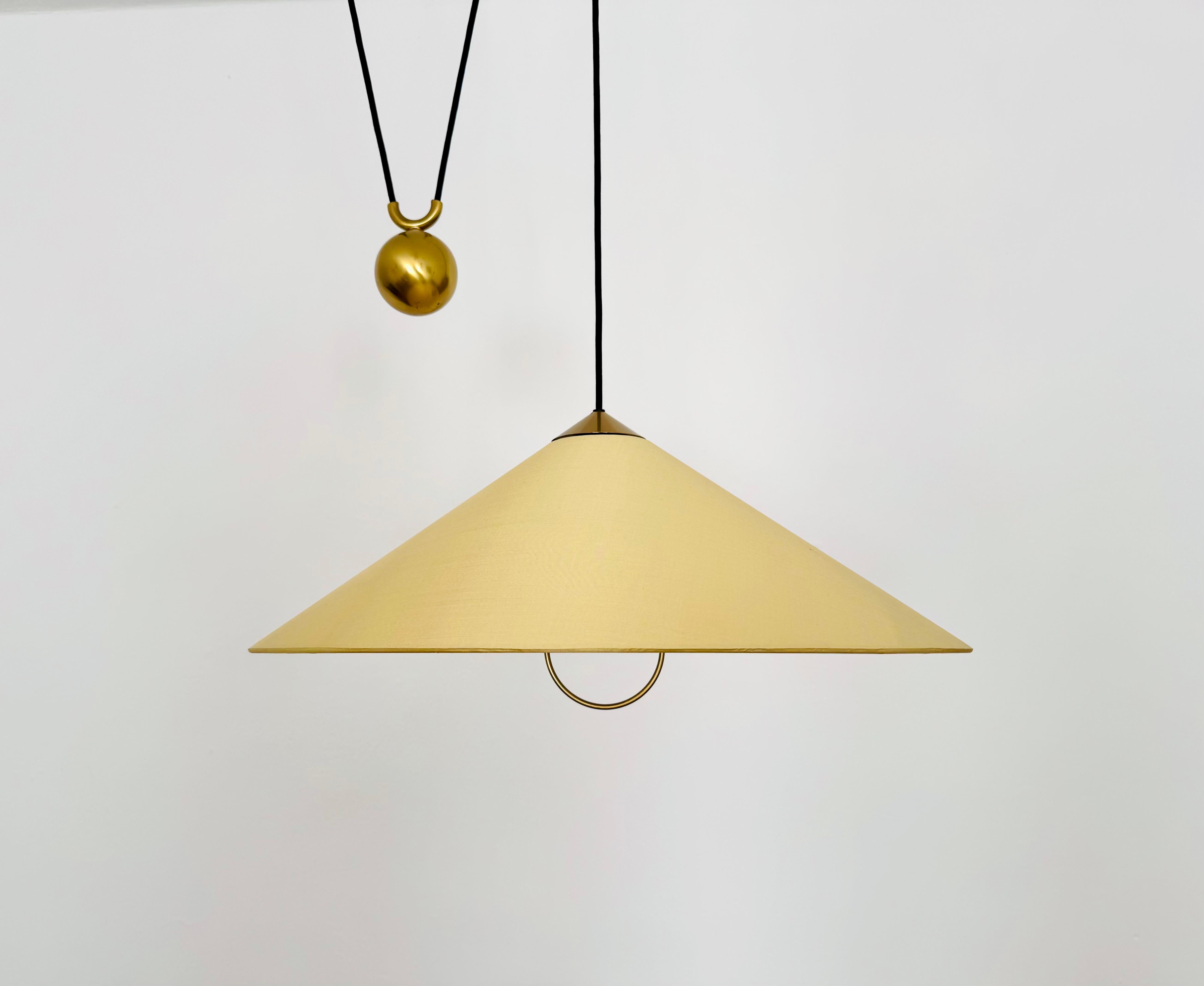 Very beautiful brushed brass pendant lamp from the 1960s.
The lighting effect of the lamp is extremely beautiful.
The design and the special lampshade create a very noble and pleasant light.
The lamp ensures a very cozy atmosphere and is very high
