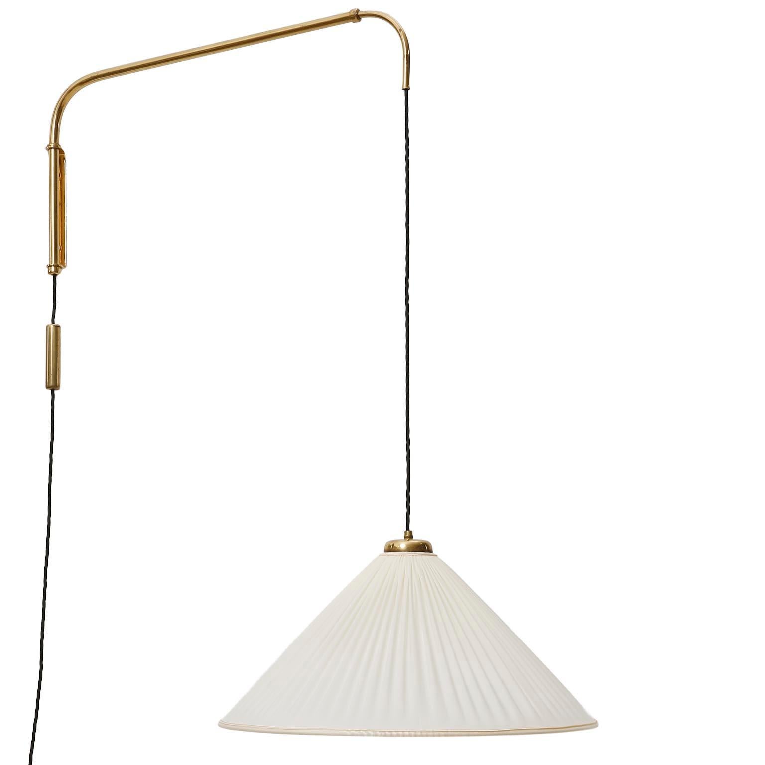 A fantastic wall light made of brass with a cream colored pleated fabric shade attributed to J.T. Kalmar manufactured in Austria in 1950s. The position of the shade is ajdustbale in height with a counter weight and the wall arm can be rotated.
The
