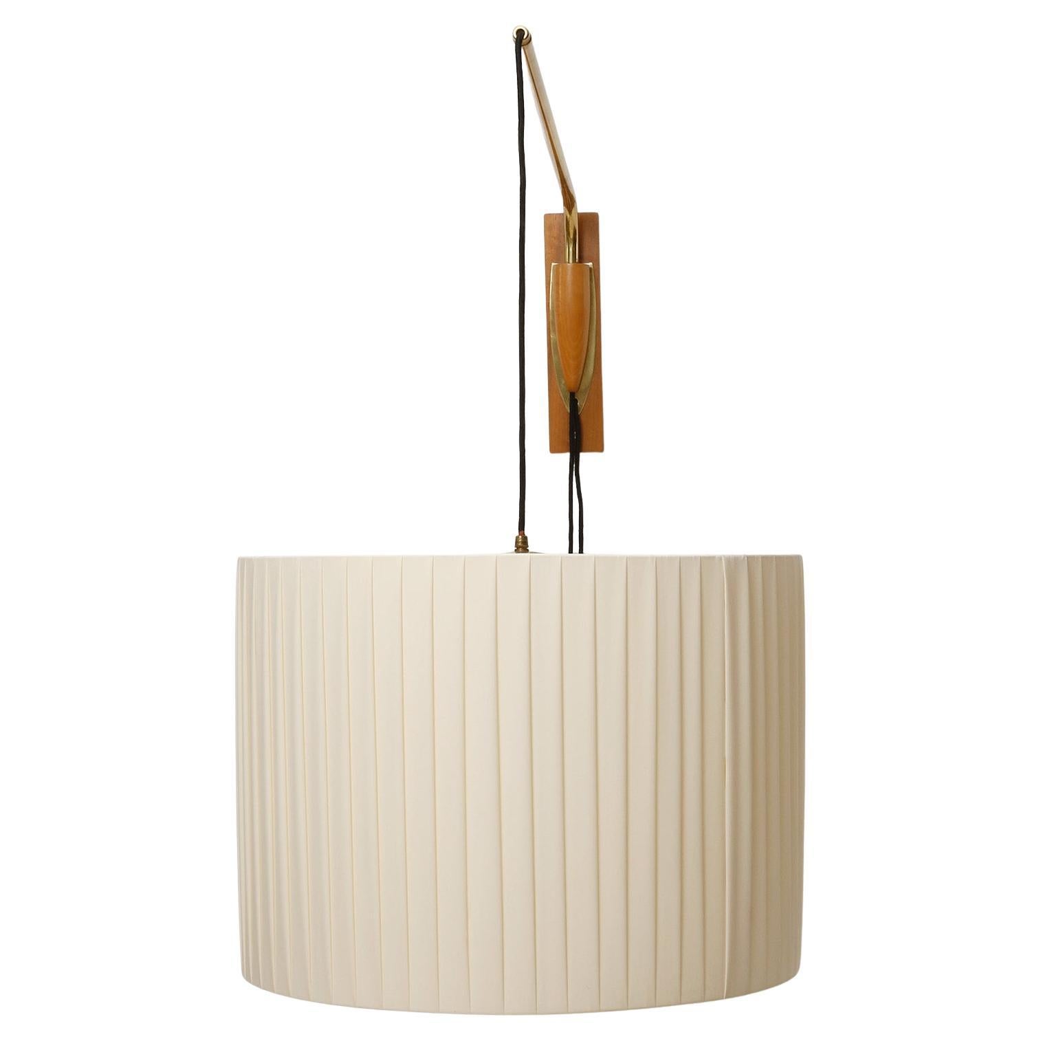 Art Déco Grande lampada da parete orientabile e girevole Wood Wood in ottone con paralume in tessuto plissettato color crema, 1960 in vendita