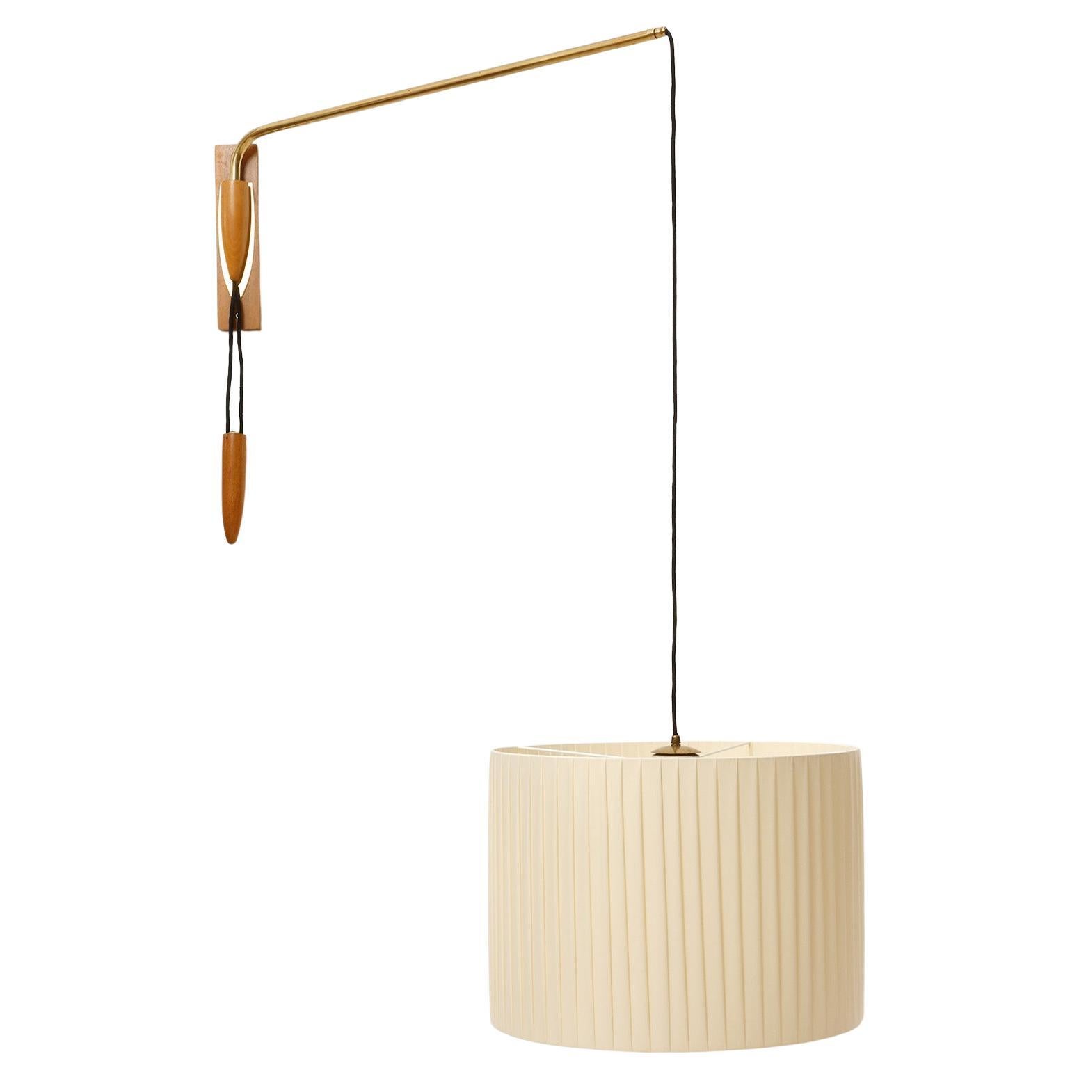 Austriaco Grande lampada da parete orientabile e girevole Wood Wood in ottone con paralume in tessuto plissettato color crema, 1960 in vendita