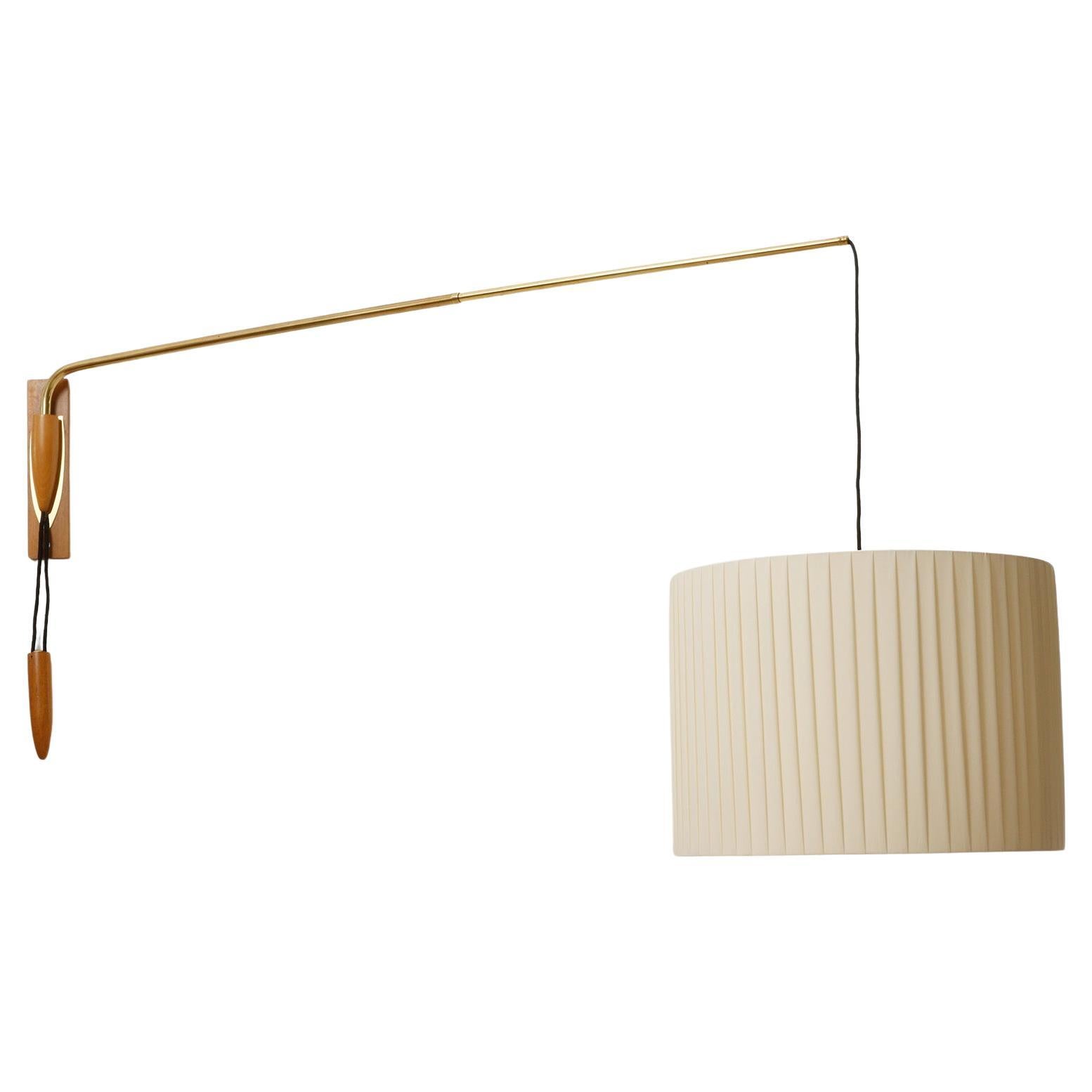 Lucidato Grande lampada da parete orientabile e girevole Wood Wood in ottone con paralume in tessuto plissettato color crema, 1960 in vendita