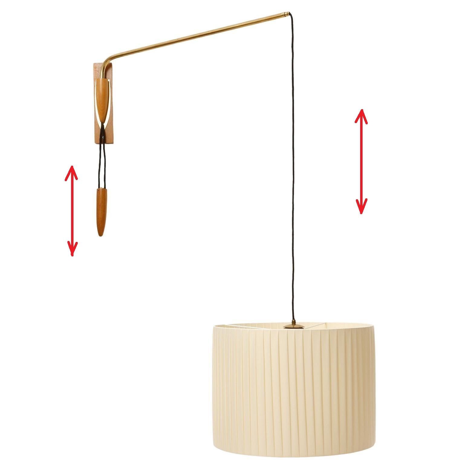 Ottone Grande lampada da parete orientabile e girevole Wood Wood in ottone con paralume in tessuto plissettato color crema, 1960 in vendita