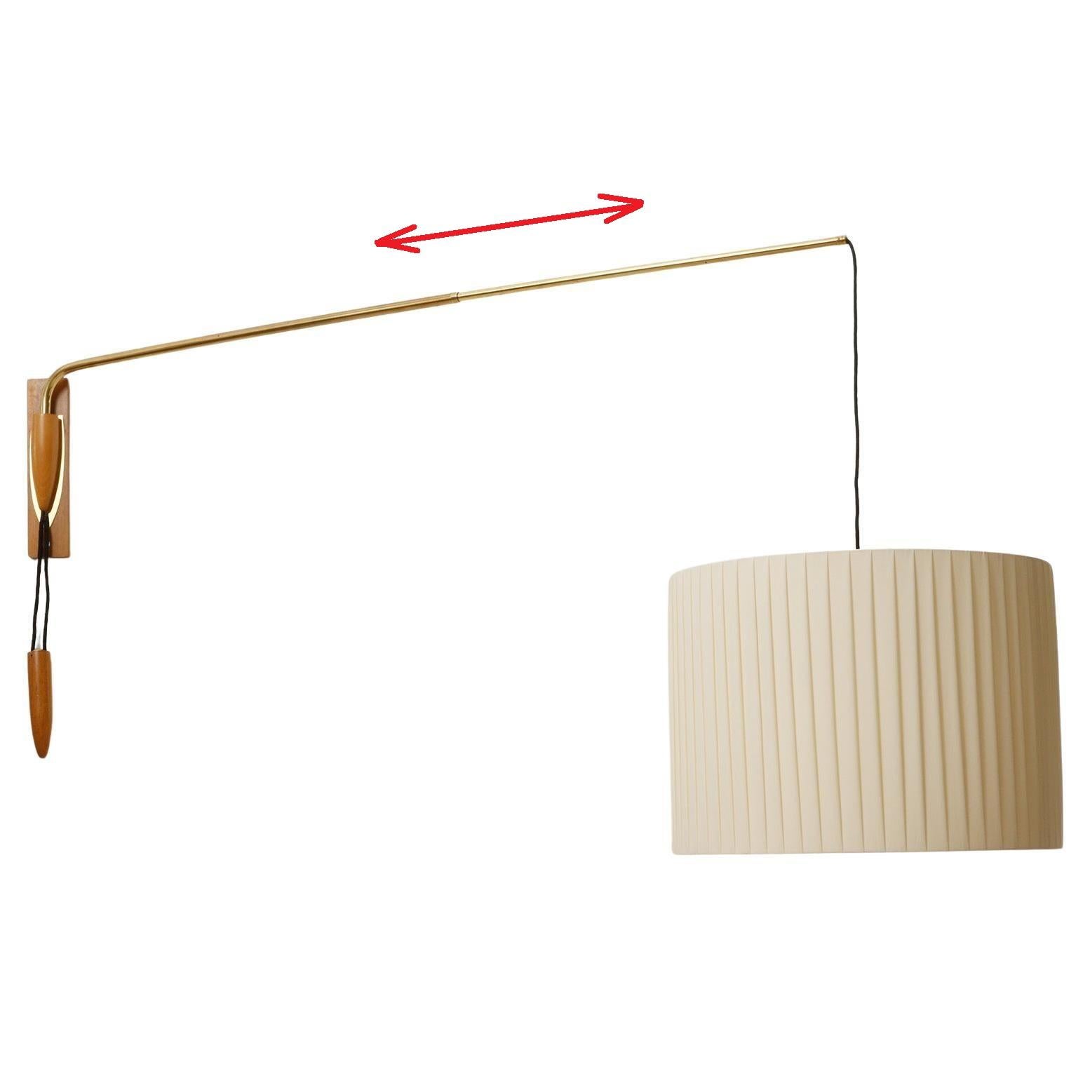 Grande lampada da parete orientabile e girevole Wood Wood in ottone con paralume in tessuto plissettato color crema, 1960 in vendita 1