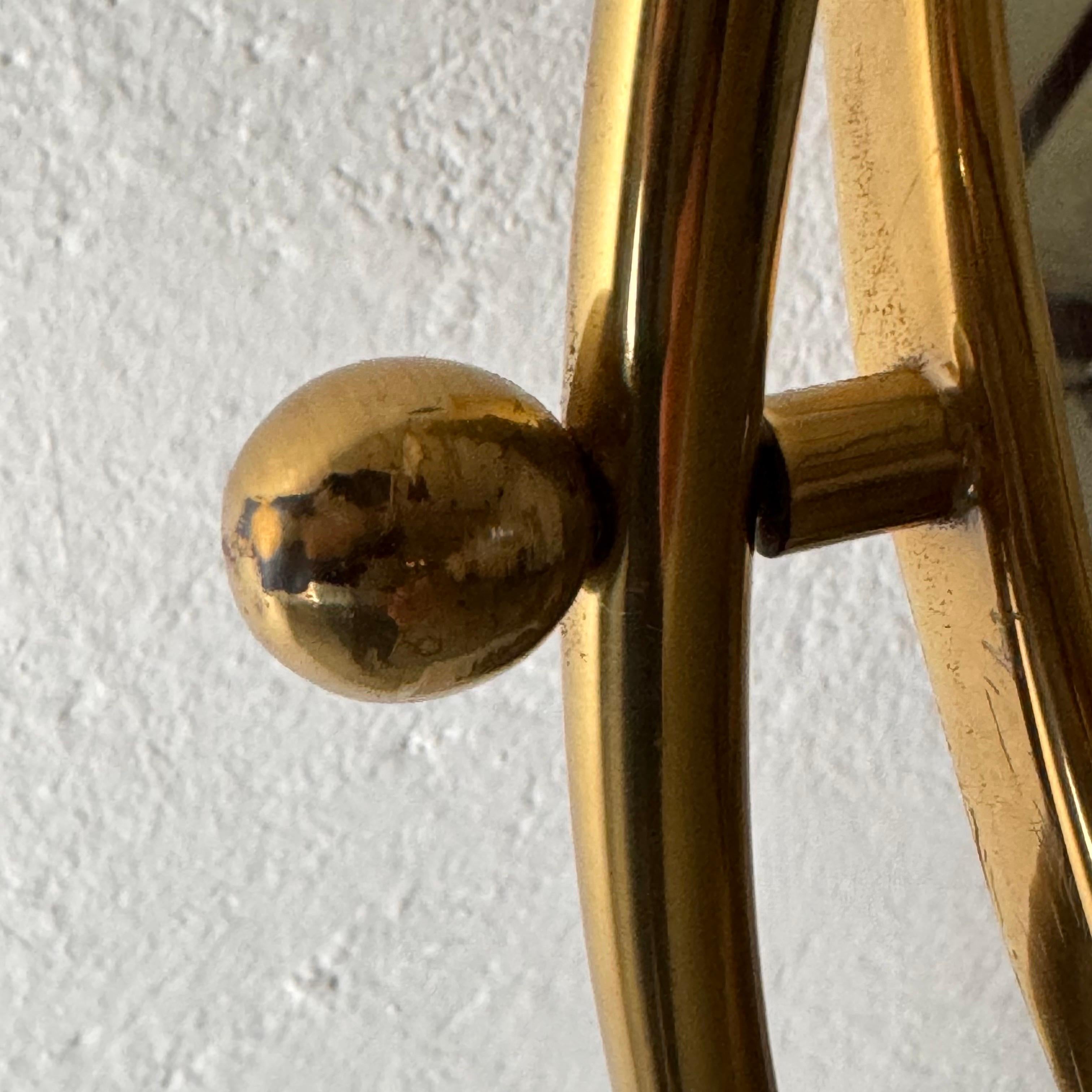 Metà XX secolo Grande specchio regolabile in ottone con base in marmo Portoro italiano, anni '60 in vendita