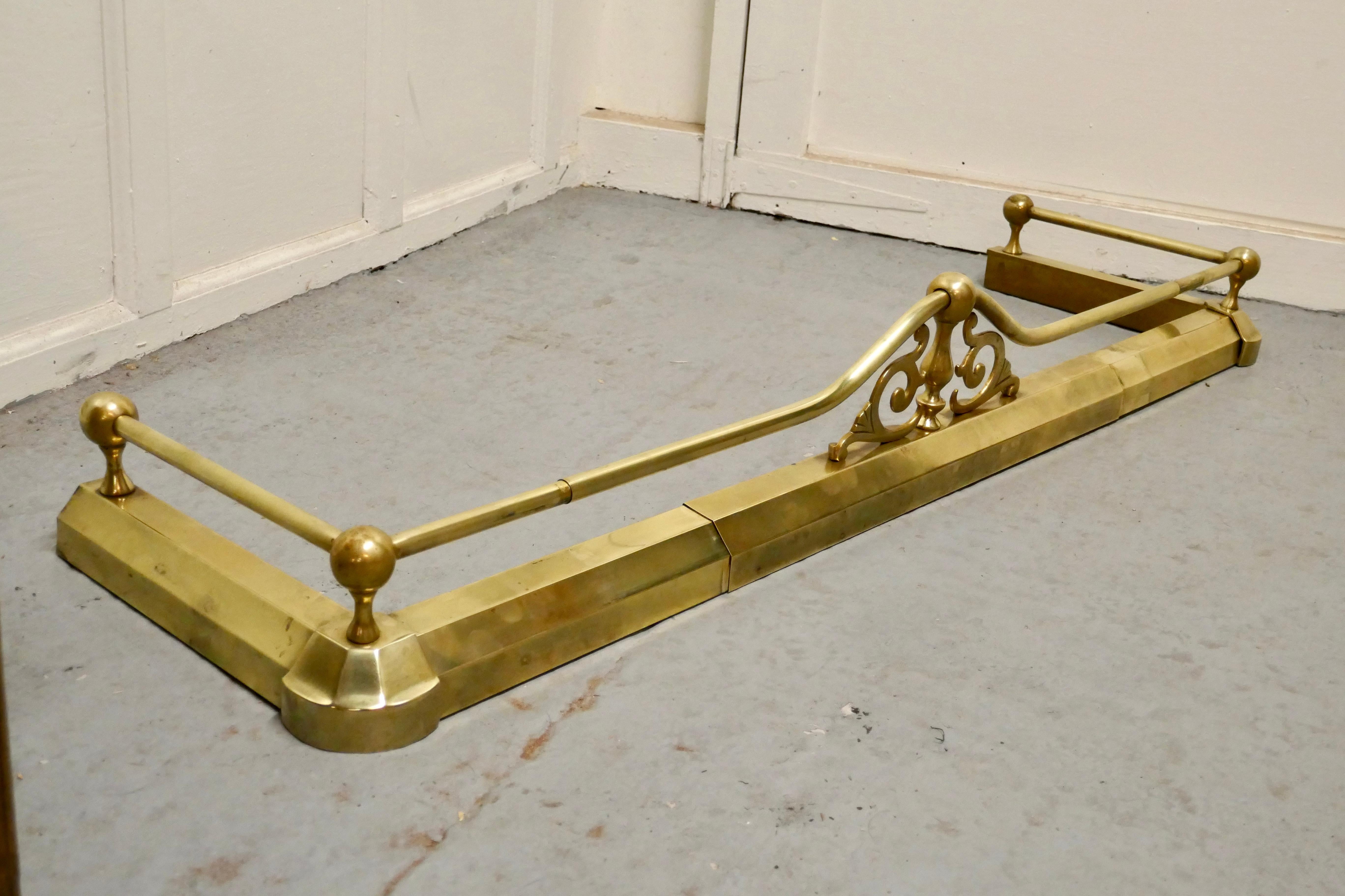Large Adjustable Victorian Brass Fender In Good Condition In Chillerton, Isle of Wight