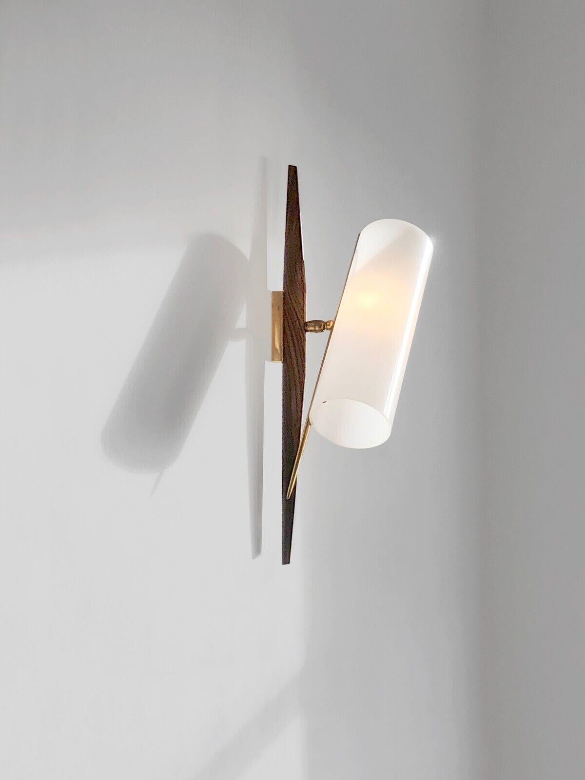 A very beautiful large adjustable wall light, Modernist, Fifties, Forme-Libre, large tapered base in solid mahogany with superb veining forming a suspended vertical line, placed on a rectangle of gilded brass, and its beautiful cylindrical lampshade
