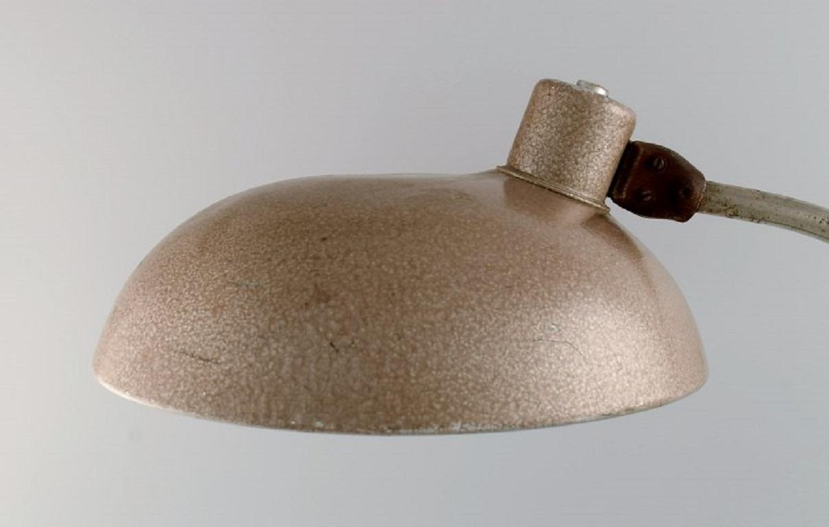 Große verstellbare Arbeitsleuchte in originalem Metallic-Lack. 
Industriedesign, Mitte des 20. Jahrhunderts.
Höhe: 46 cm.
Maße des Fußes: 20 x 13,5 cm.
Bildschirmdurchmesser: 29 cm.
In ausgezeichnetem Zustand.
Geringe Gebrauchsspuren.