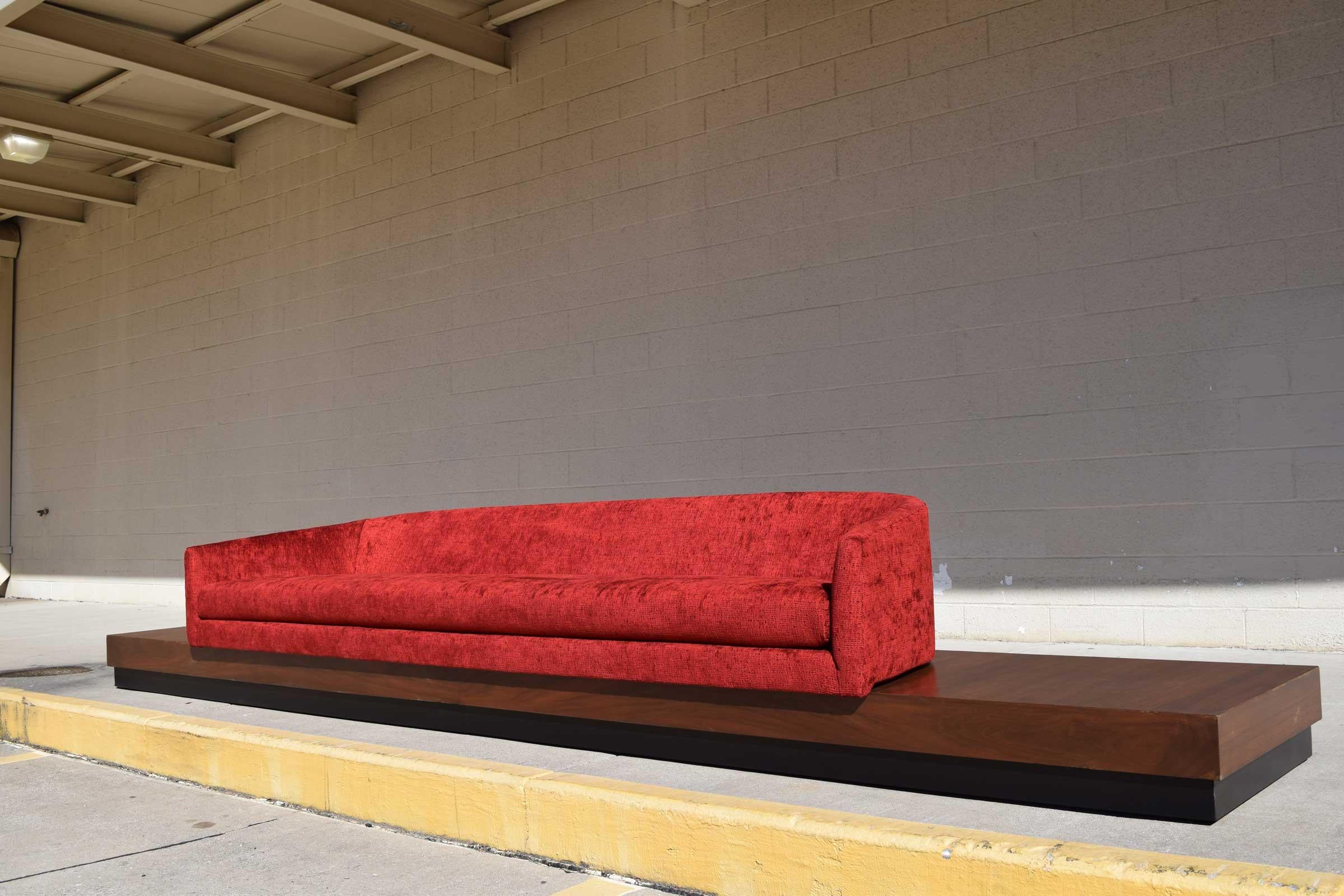 Tissu d'ameublement Grand canapé à plateforme Adrian Pearsall en vente