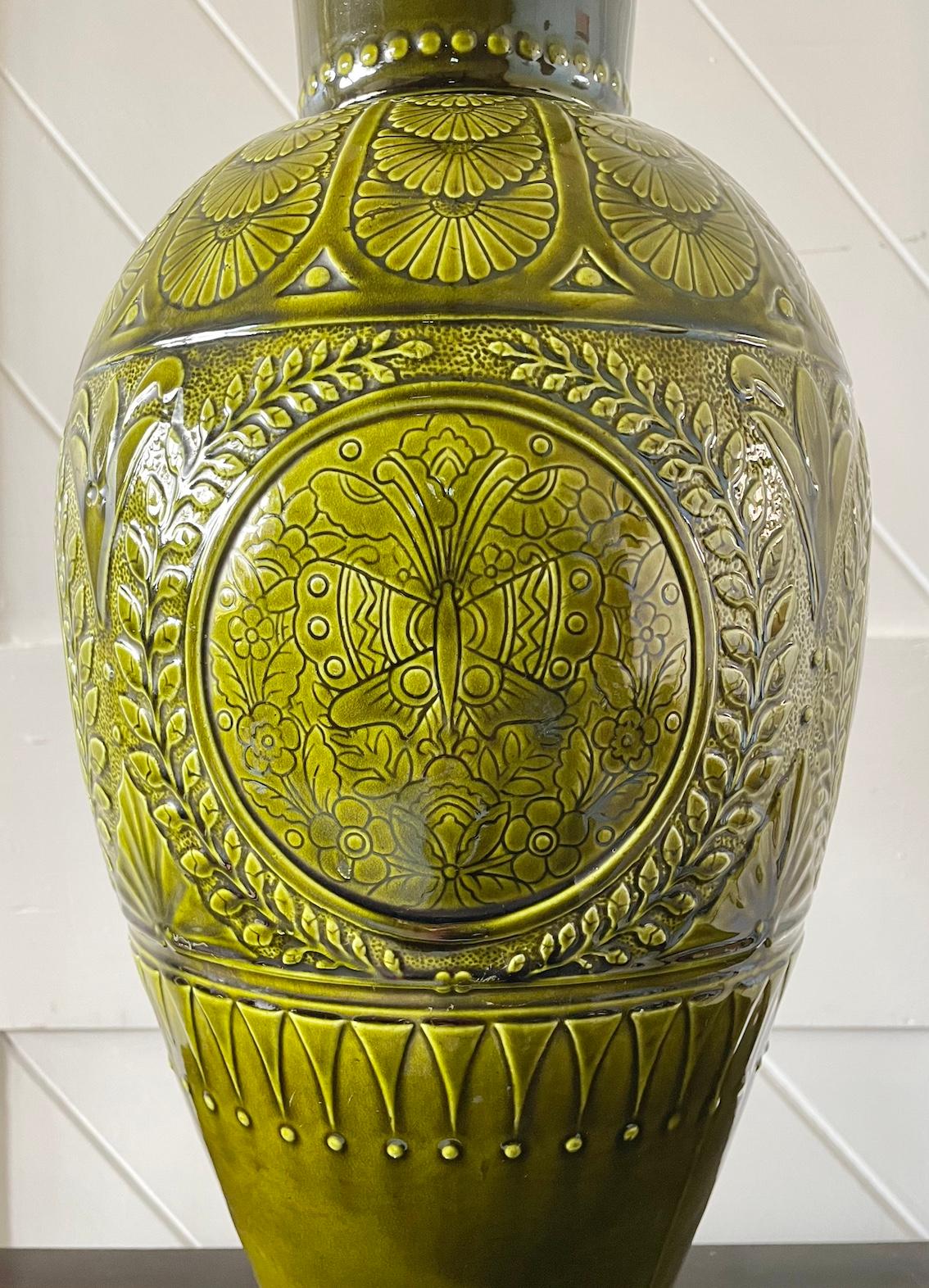 Mouvement esthétique Grand vase en poterie Aesthetic Movement de Bretby en vente