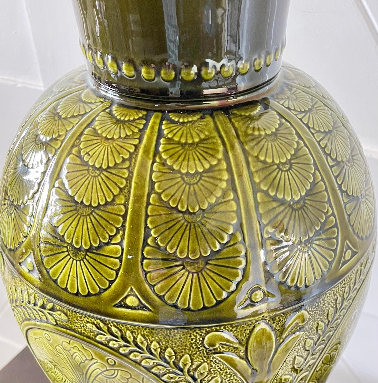 Anglais Grand vase en poterie Aesthetic Movement de Bretby en vente