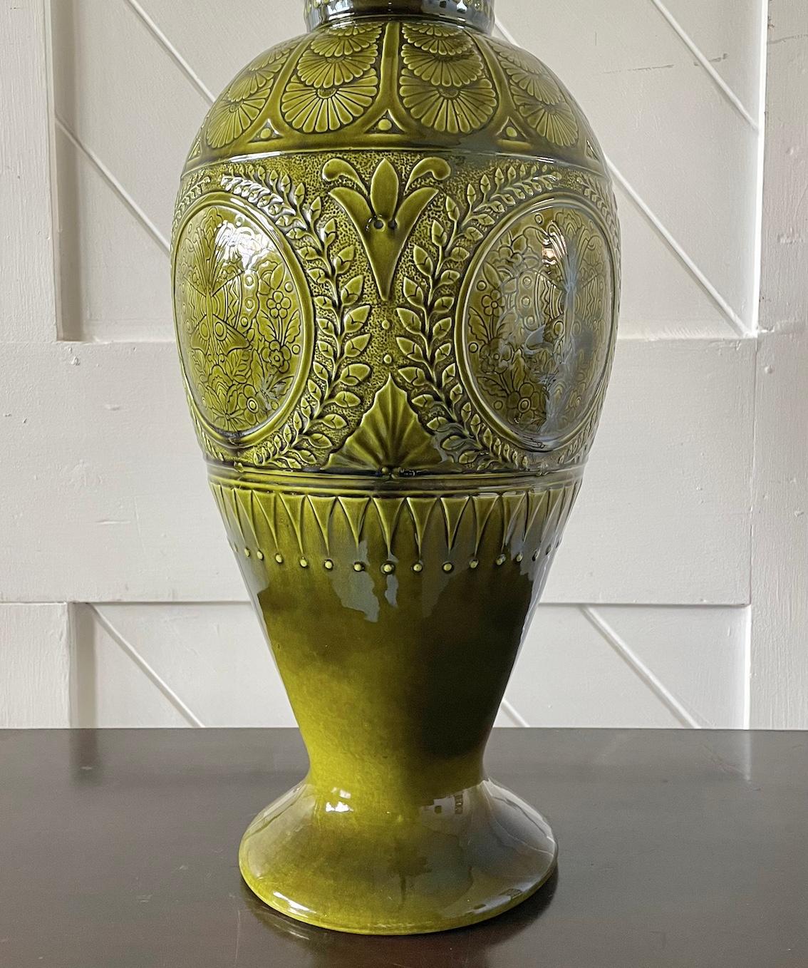 Grand vase en poterie Aesthetic Movement de Bretby Bon état - En vente à Petworth, GB