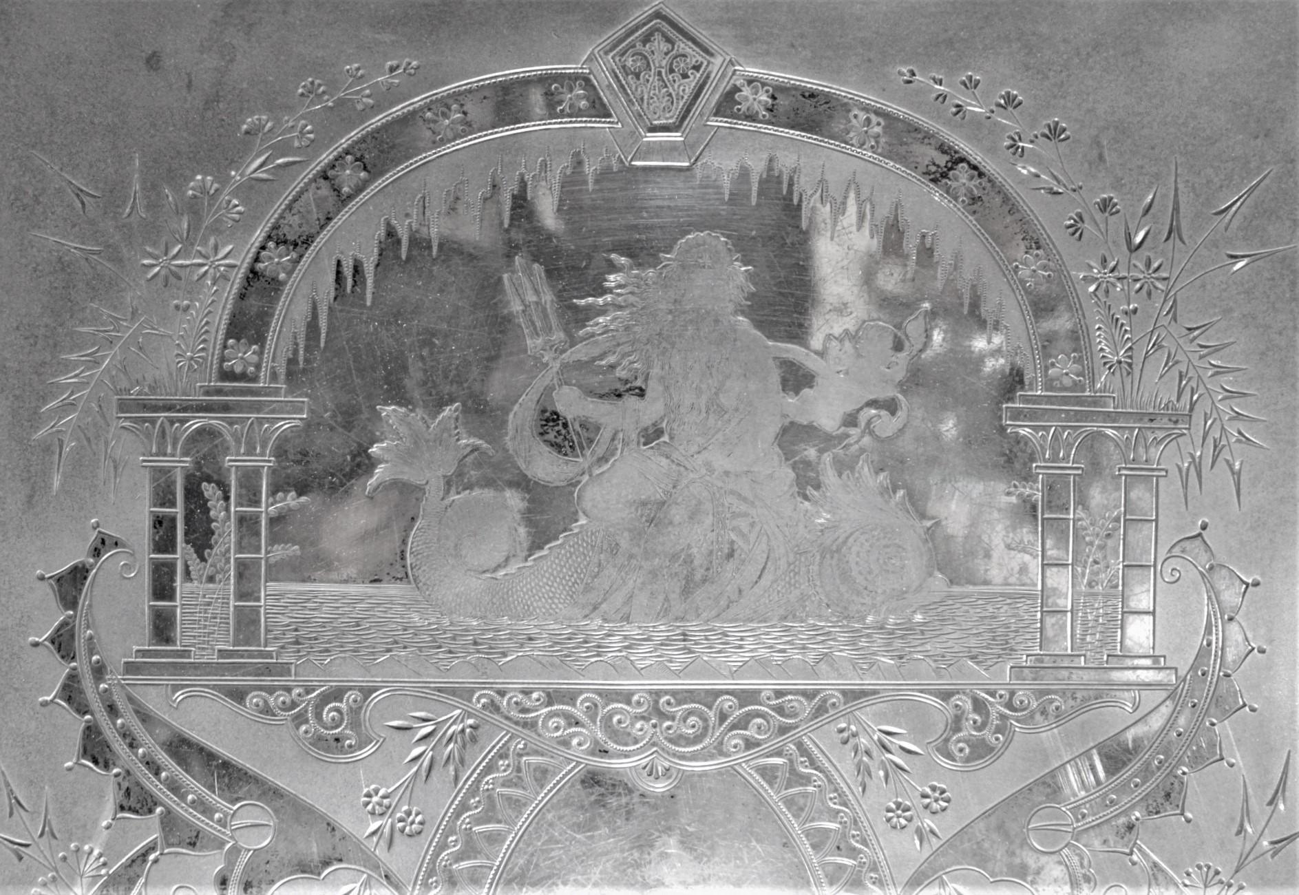 Placcato Grande vassoio da portata Aesthetic Movement placcato in argento con guerrieri e serpenti in vendita