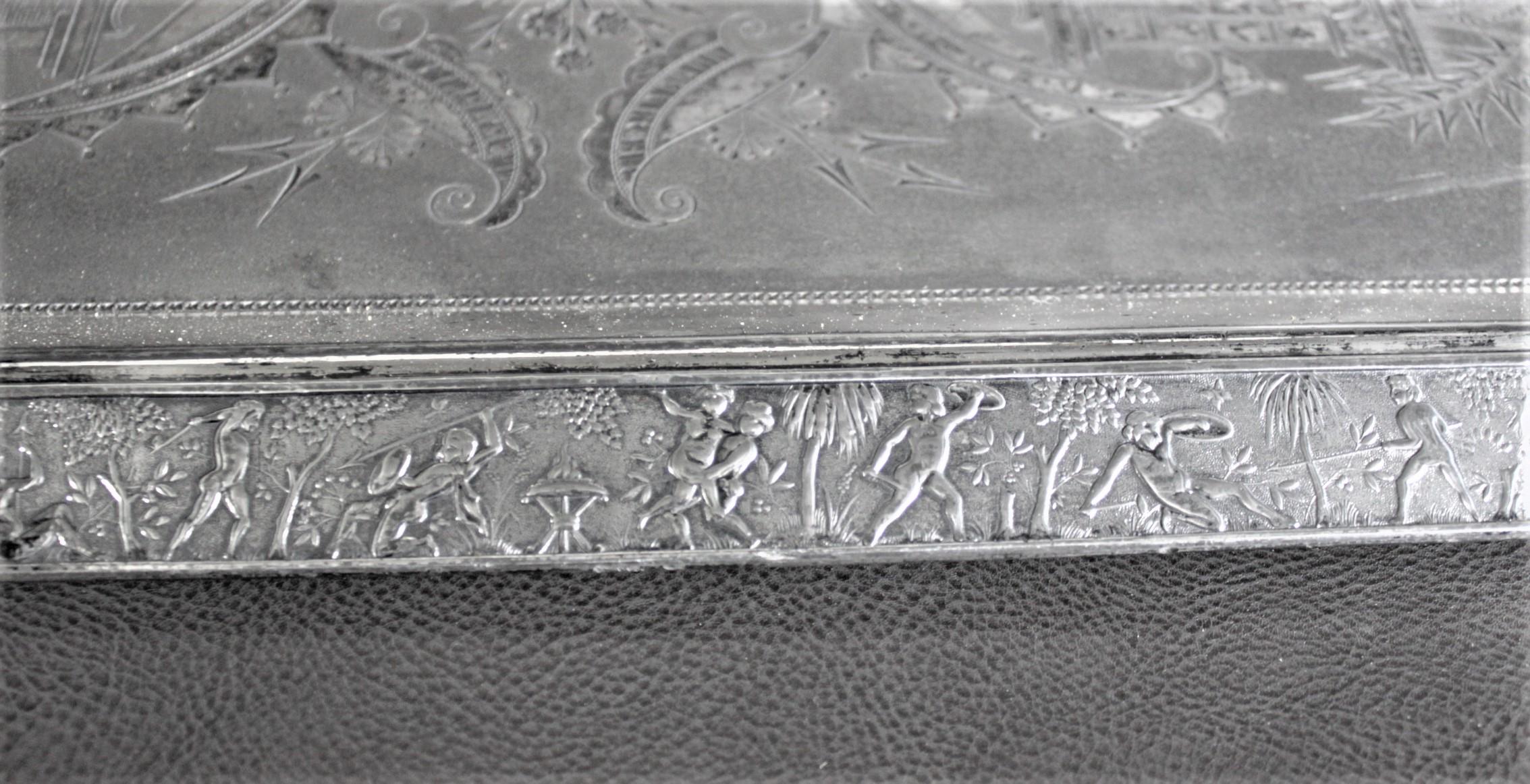 Grande vassoio da portata Aesthetic Movement placcato in argento con guerrieri e serpenti in vendita 1
