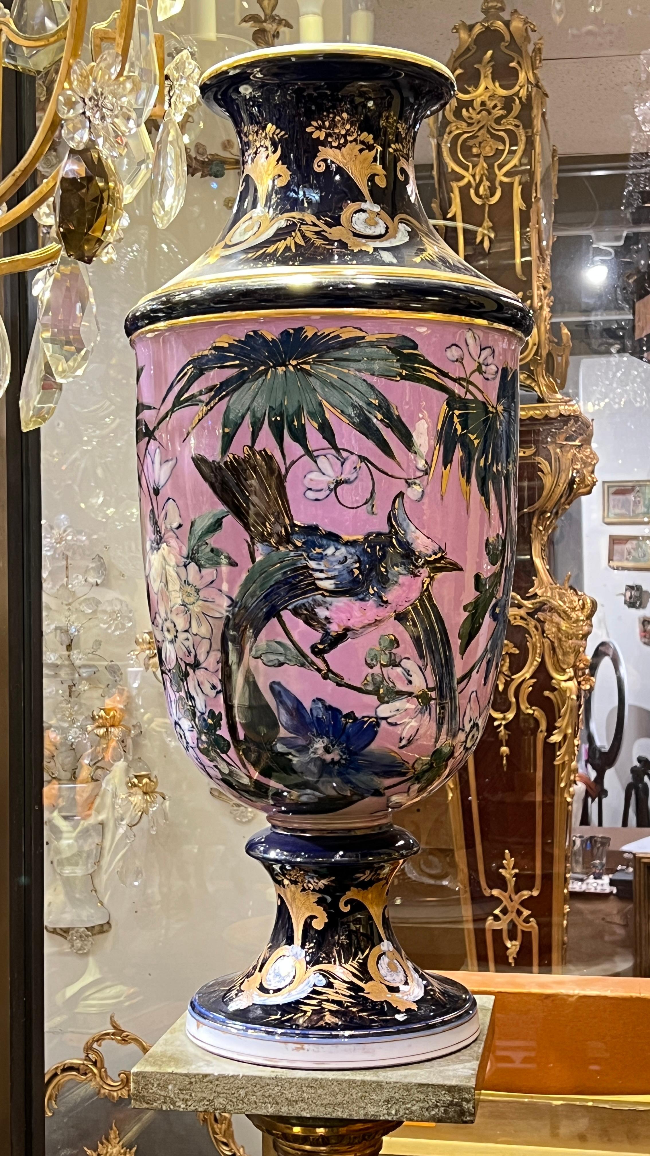Große ästhetische Porzellanvase mit Blumen- und Vogeldekorationen im Zustand „Gut“ im Angebot in New York, NY