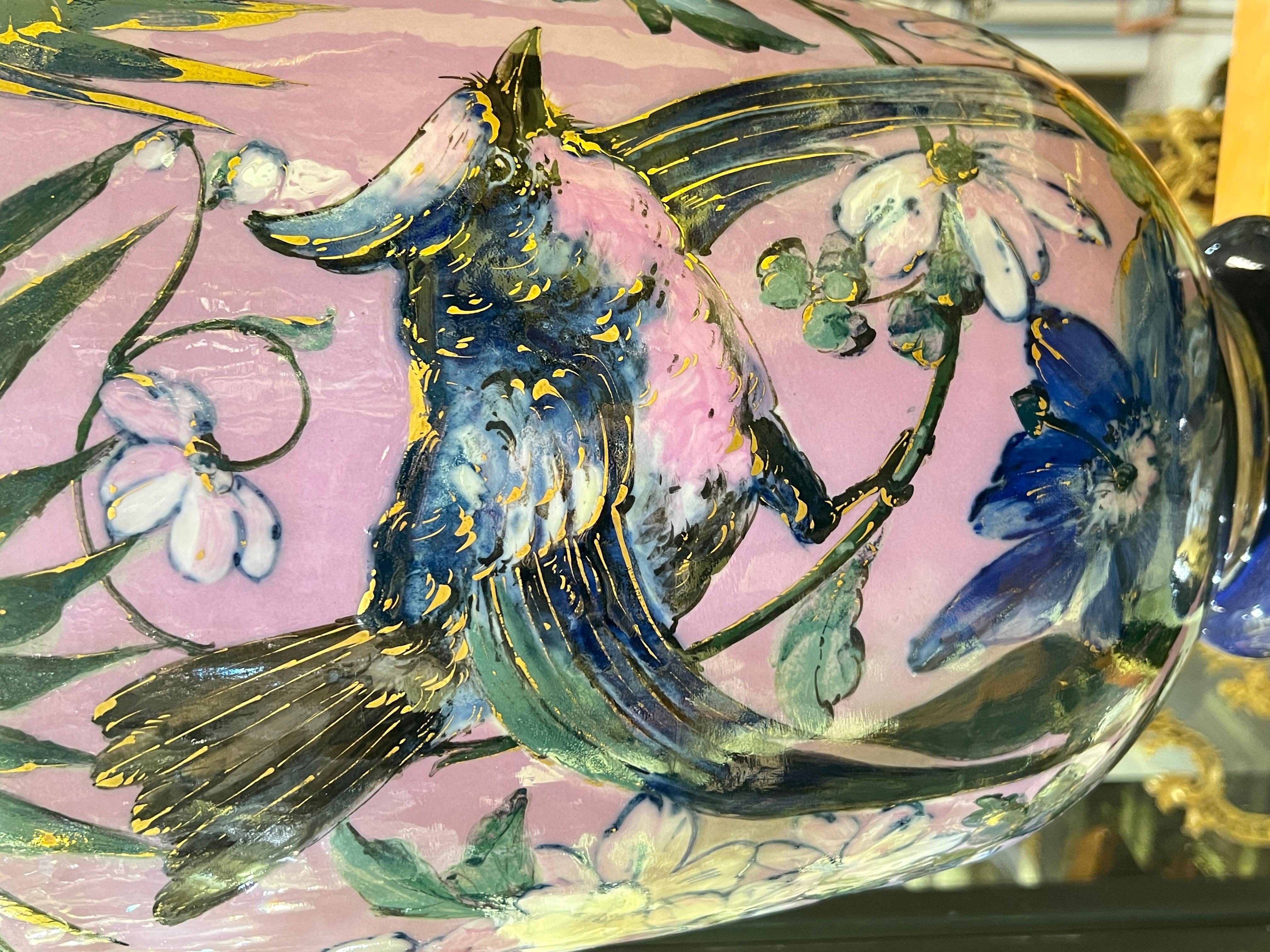 Große ästhetische Porzellanvase mit Blumen- und Vogeldekorationen (Frühes 20. Jahrhundert) im Angebot