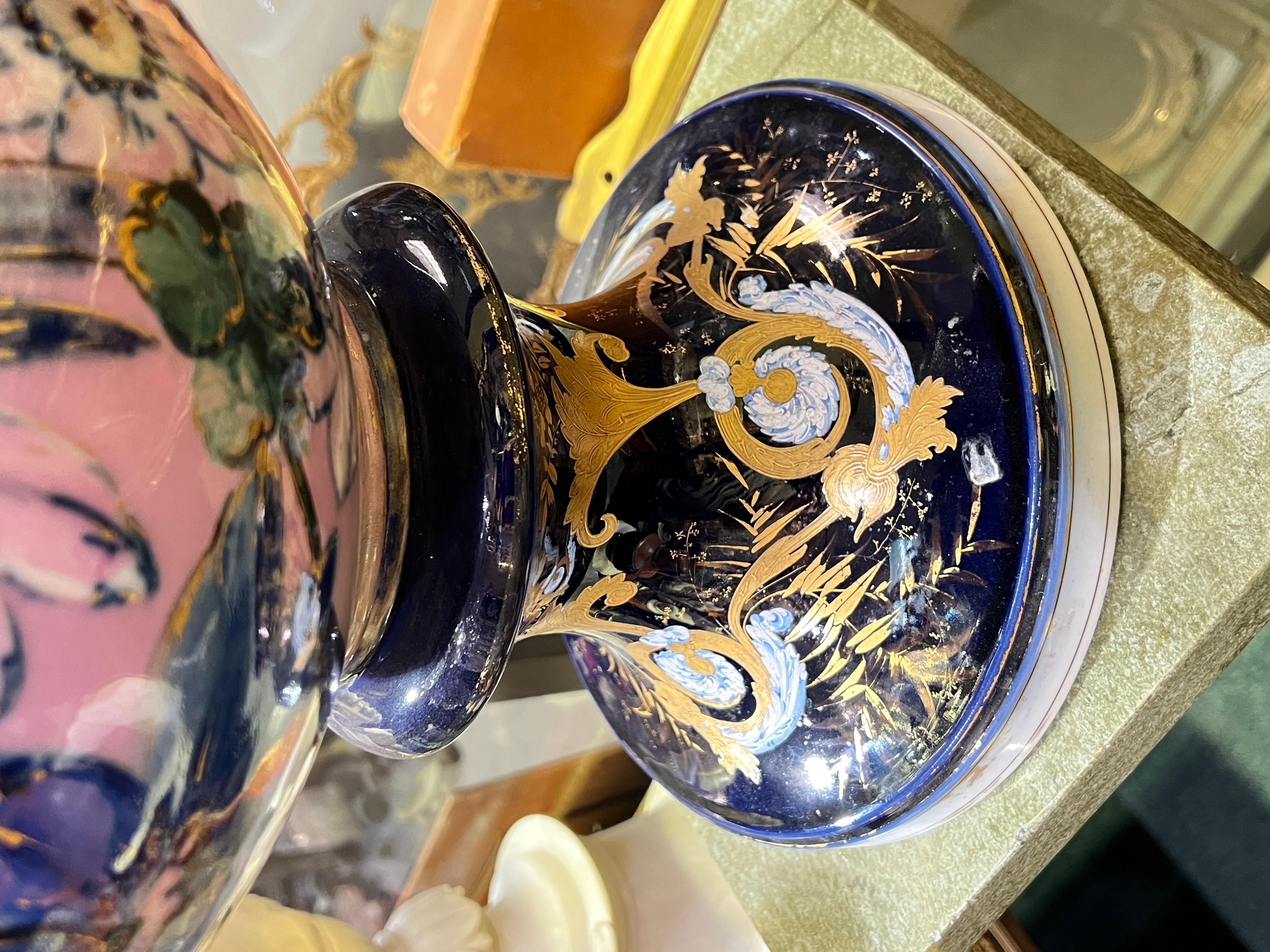 Große ästhetische Porzellanvase mit Blumen- und Vogeldekorationen im Angebot 1