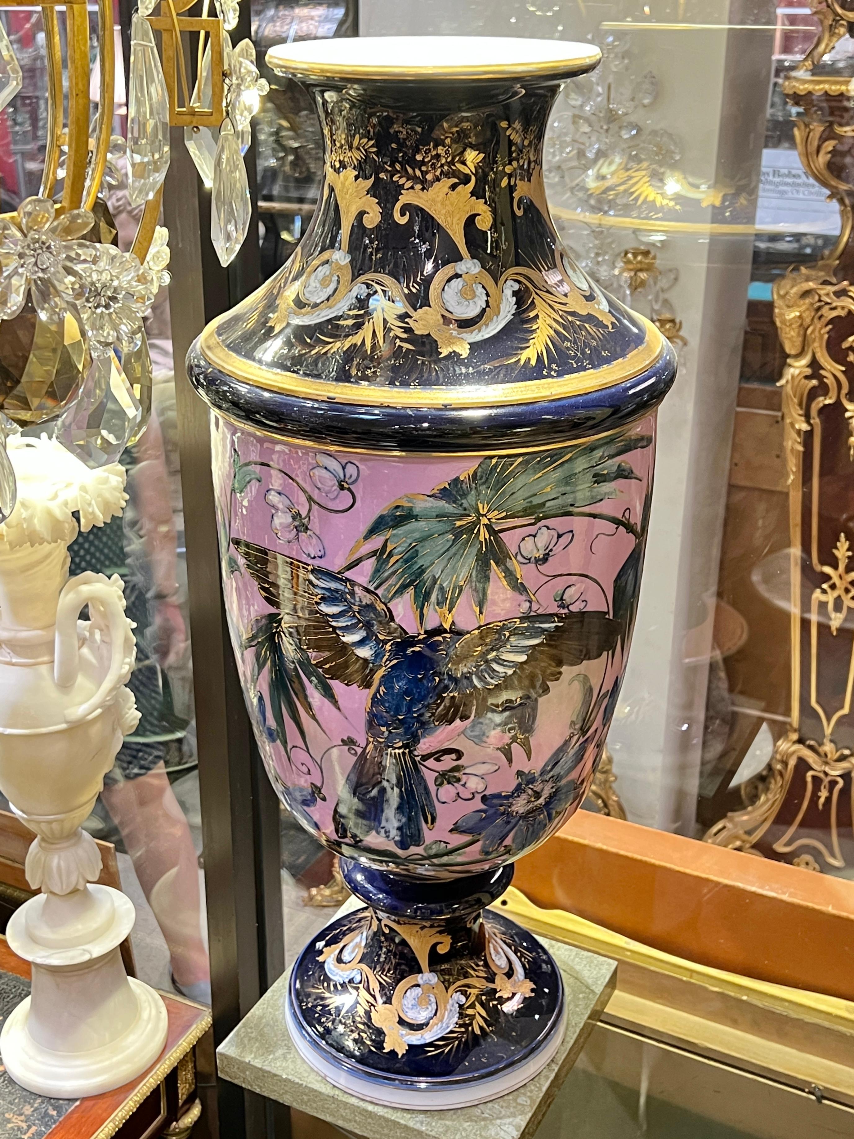 Große ästhetische Porzellanvase mit Blumen- und Vogeldekorationen im Angebot 2
