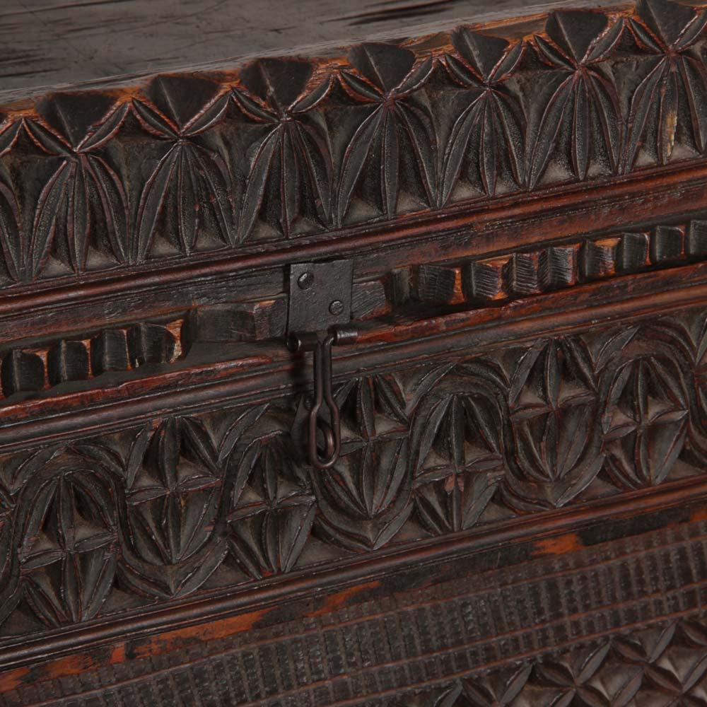 Inizio XX secolo Grande cassapanca afgana, opera dell'inizio del XX secolo in vendita